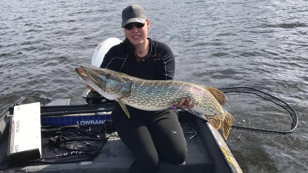 Jente som holder en veldig stor gjedde