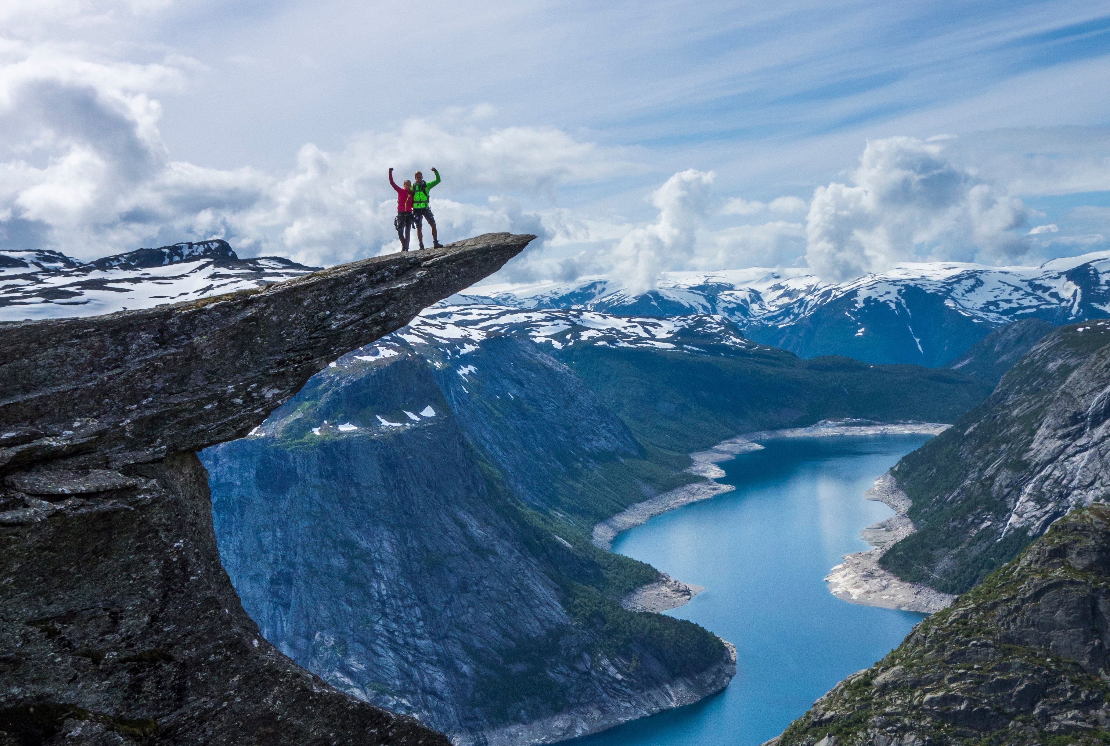 To mennesker på Trolltunga.