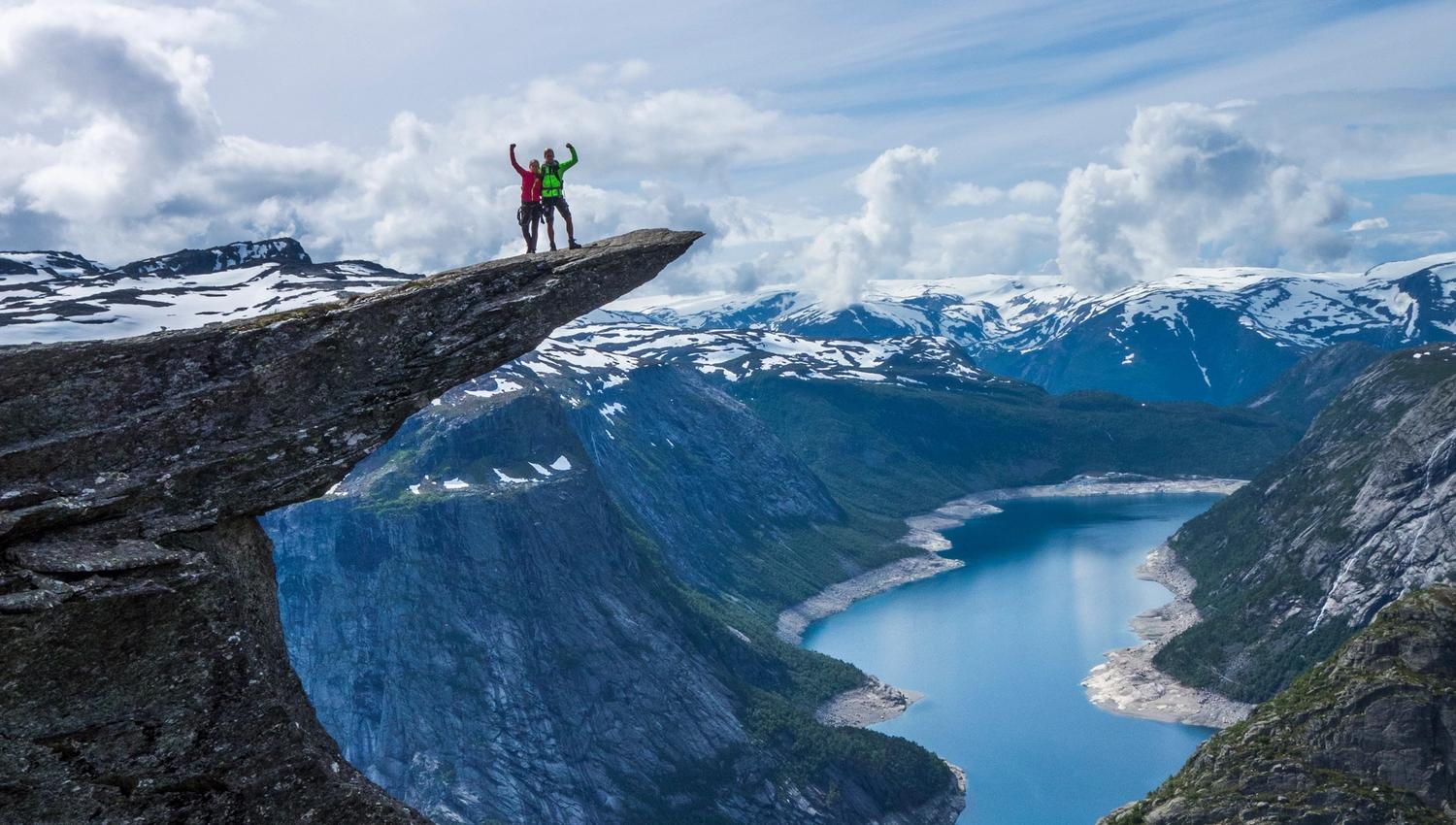 To mennesker på Trolltunga.