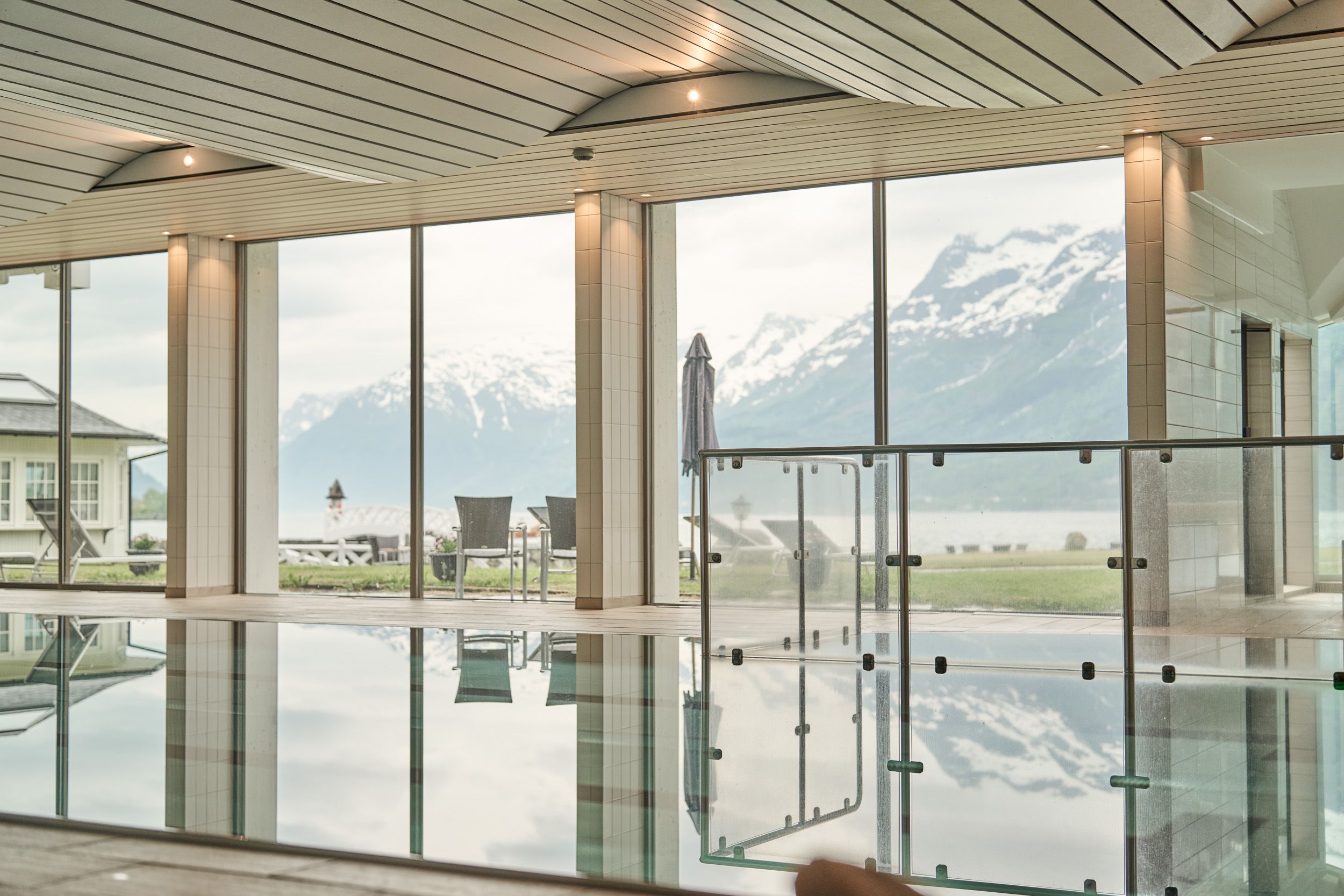 Stille og reint badeområde med utsikt mot fjorden frå innandørsbasseng på Hotel Ullensvang.