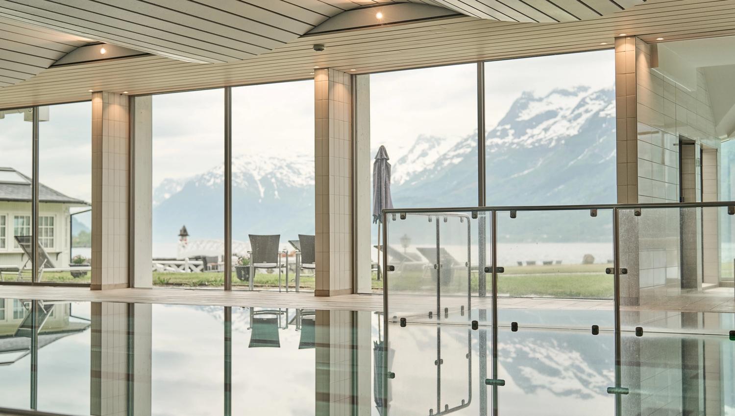 Stille og reint badeområde med utsikt mot fjorden frå innandørsbasseng på Hotel Ullensvang.