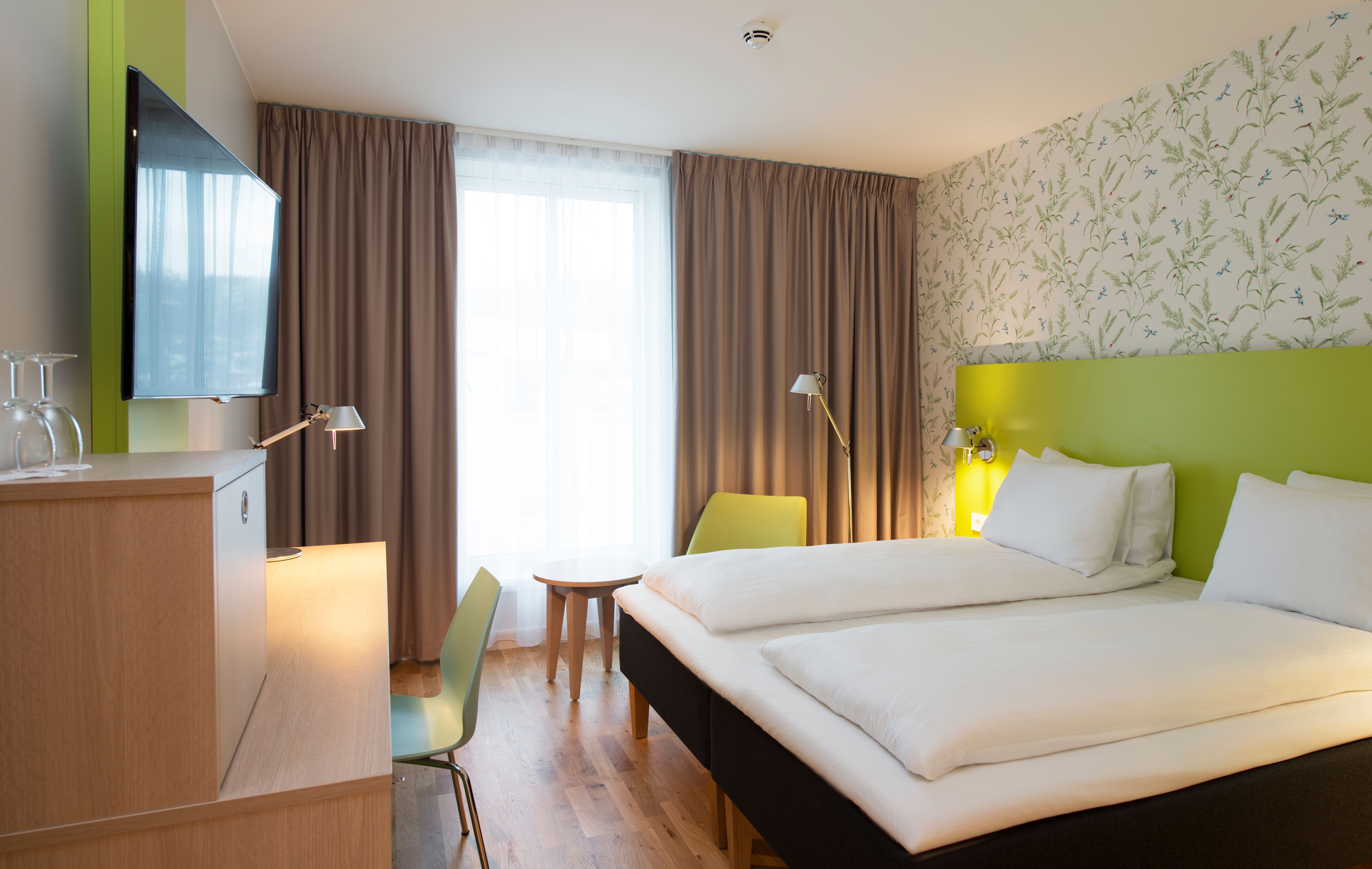 Komfortabelt hotellrom på Thon Hotel Sandven, med moderne design og innbydande atmosfære.