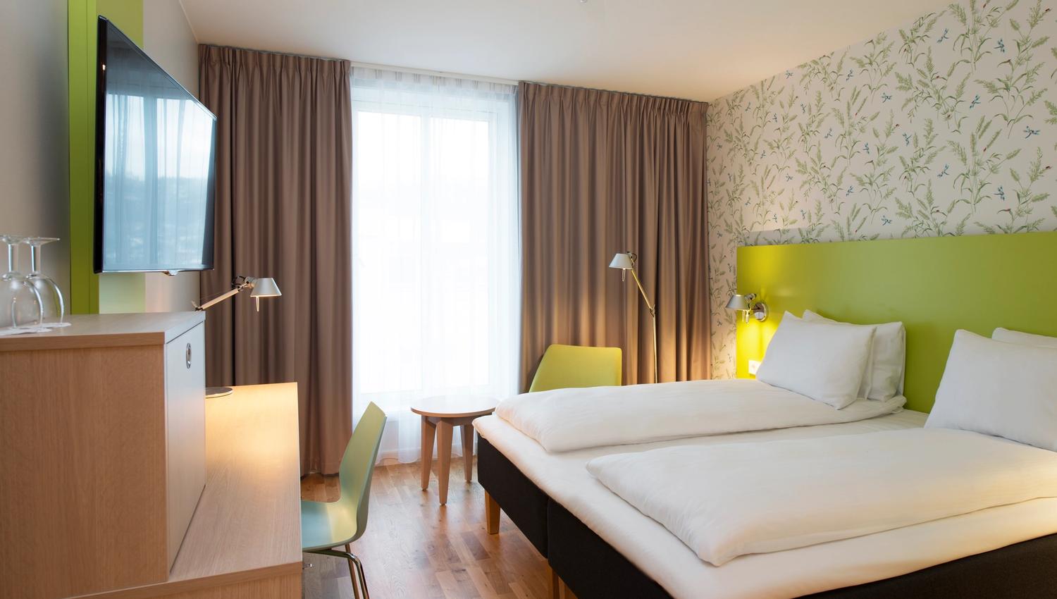 Komfortabelt hotellrom på Thon Hotel Sandven, med moderne design og innbydande atmosfære.