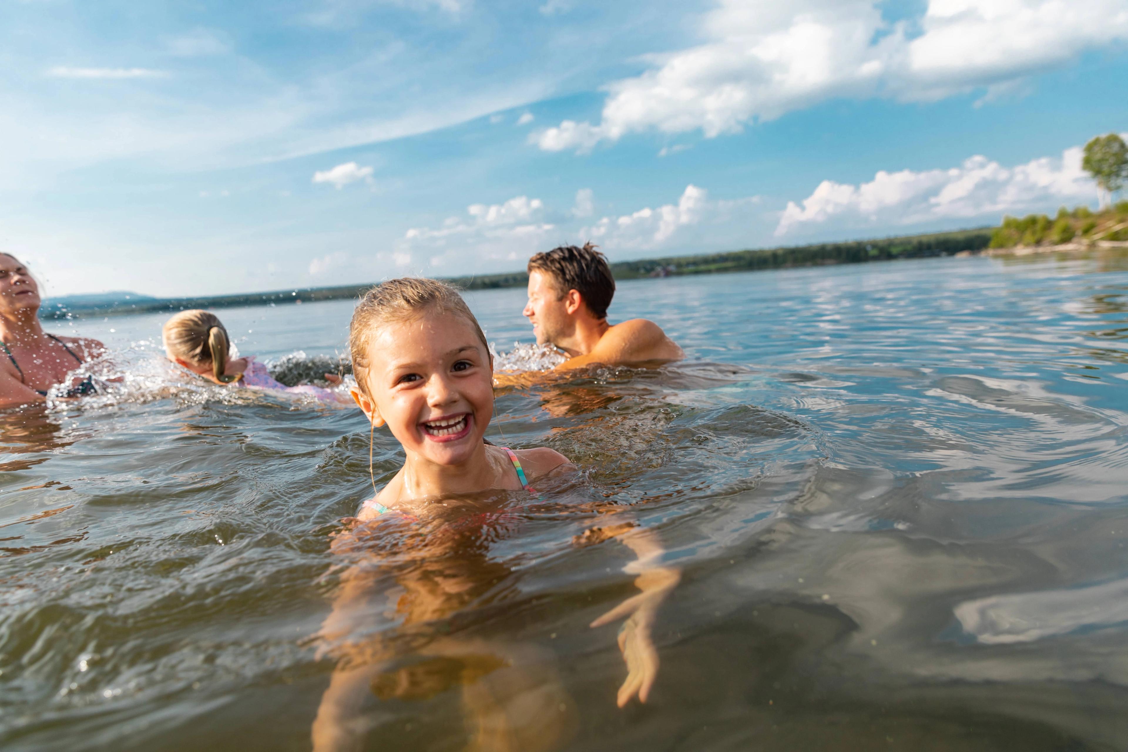 Glad barn under familiebading på Golsfjellet