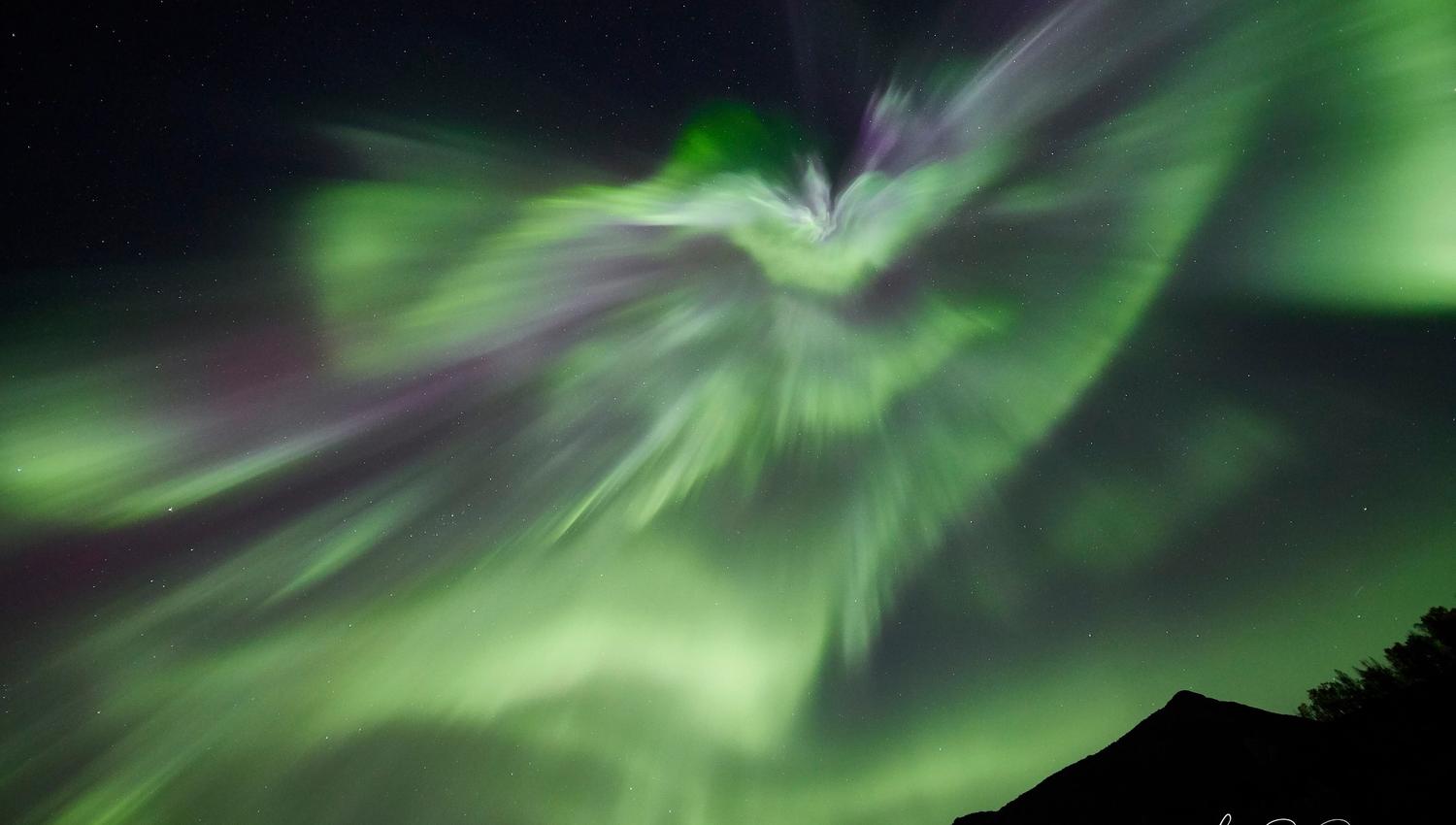 kraftig nordlys som danser på himmelen