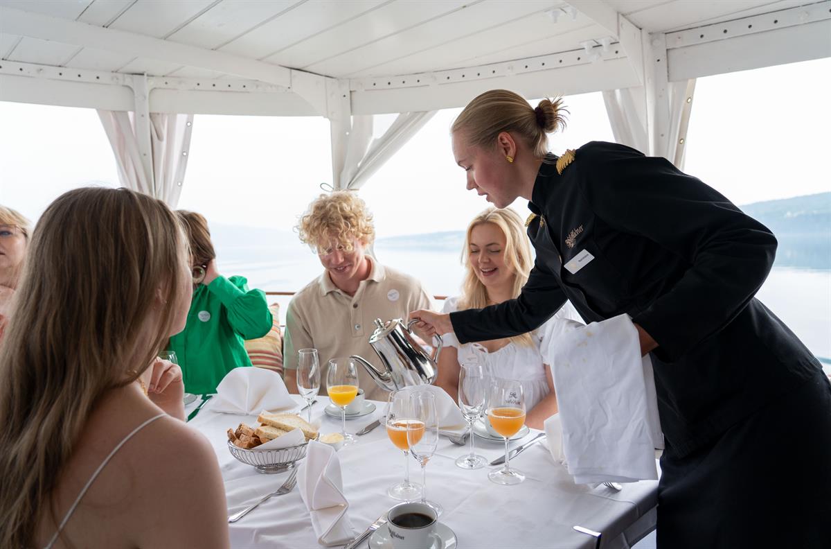 Servering underveis på Skibladner