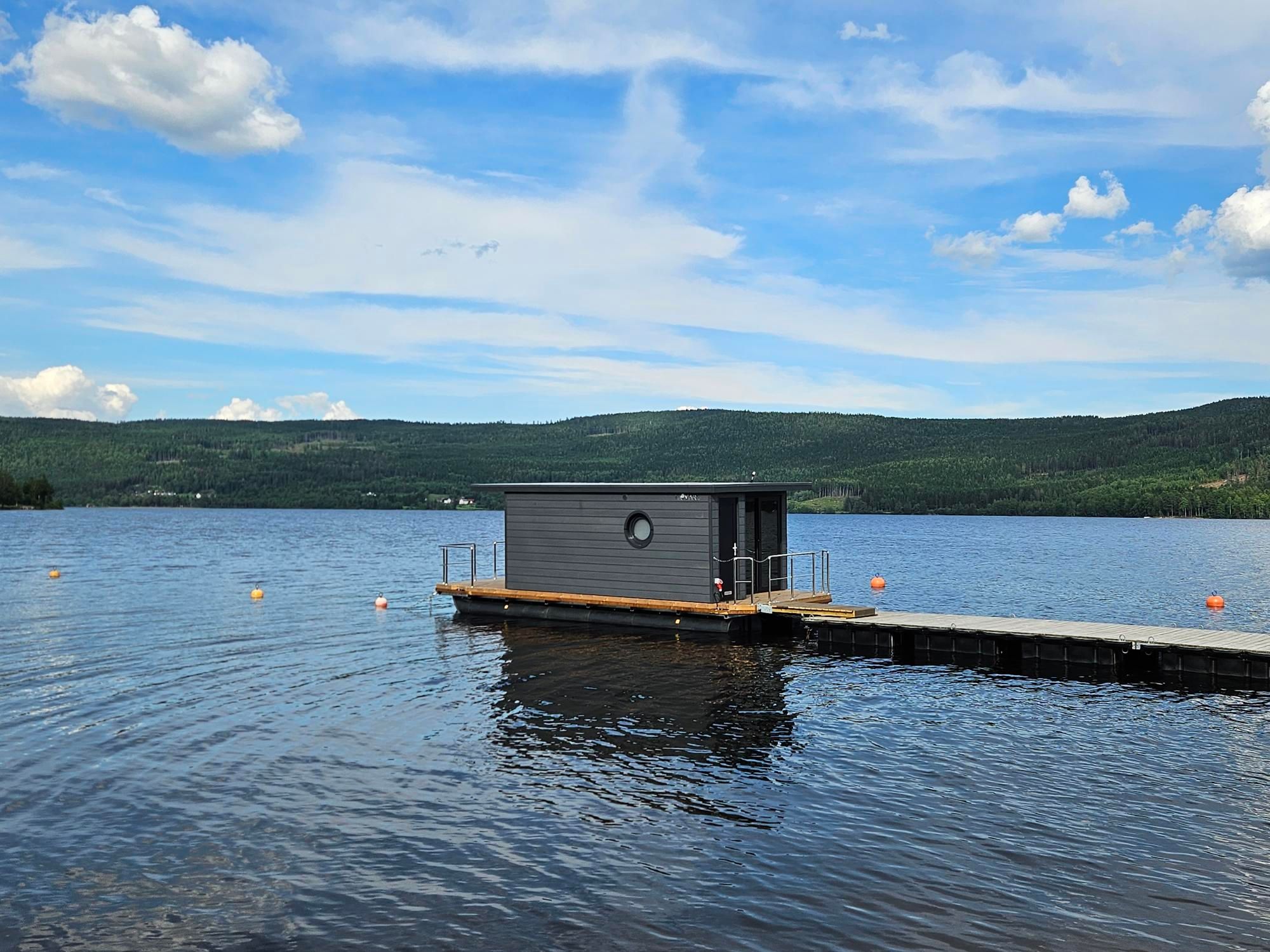 flytende sauna på en sjø