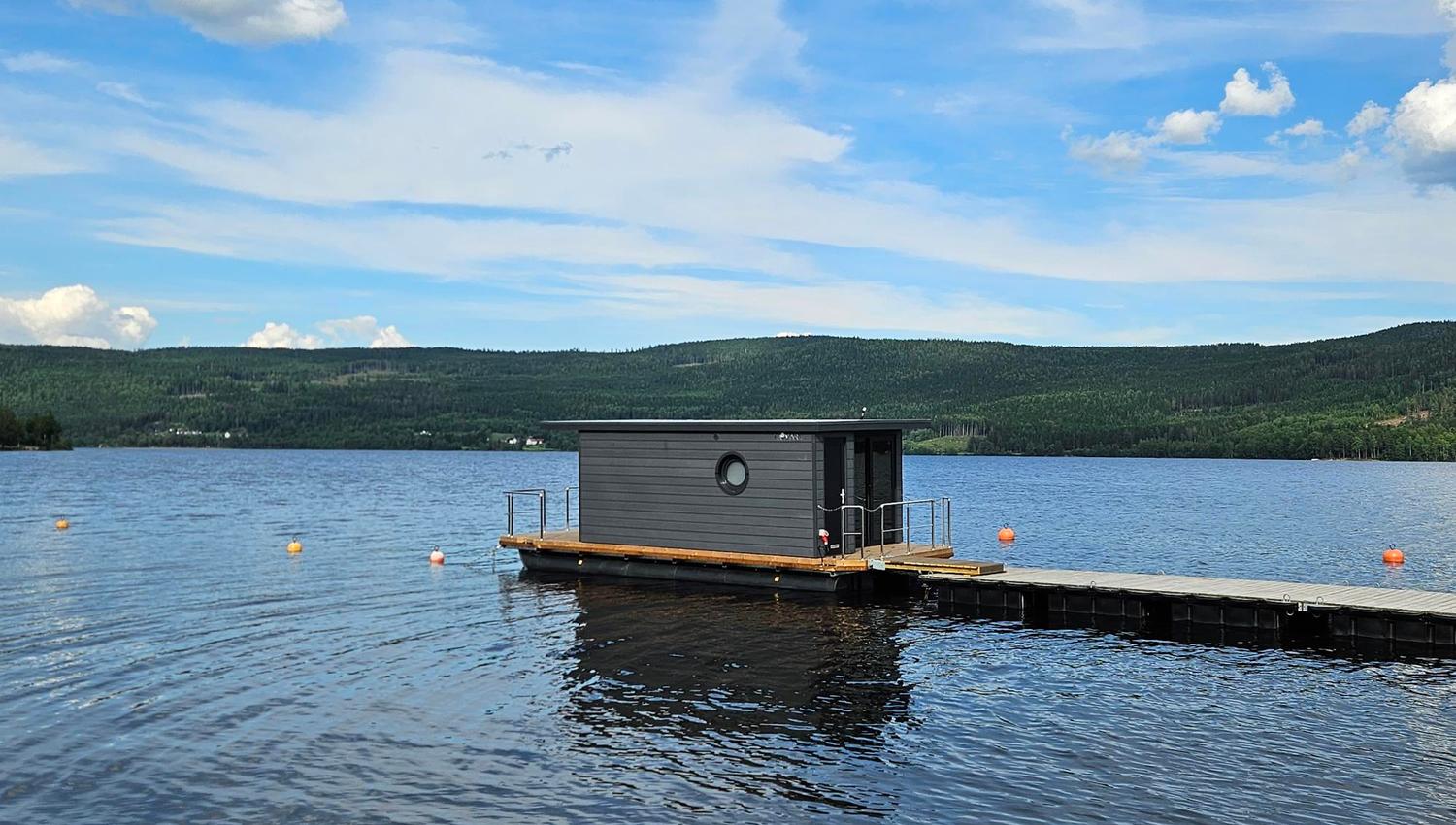 flytende sauna på en sjø