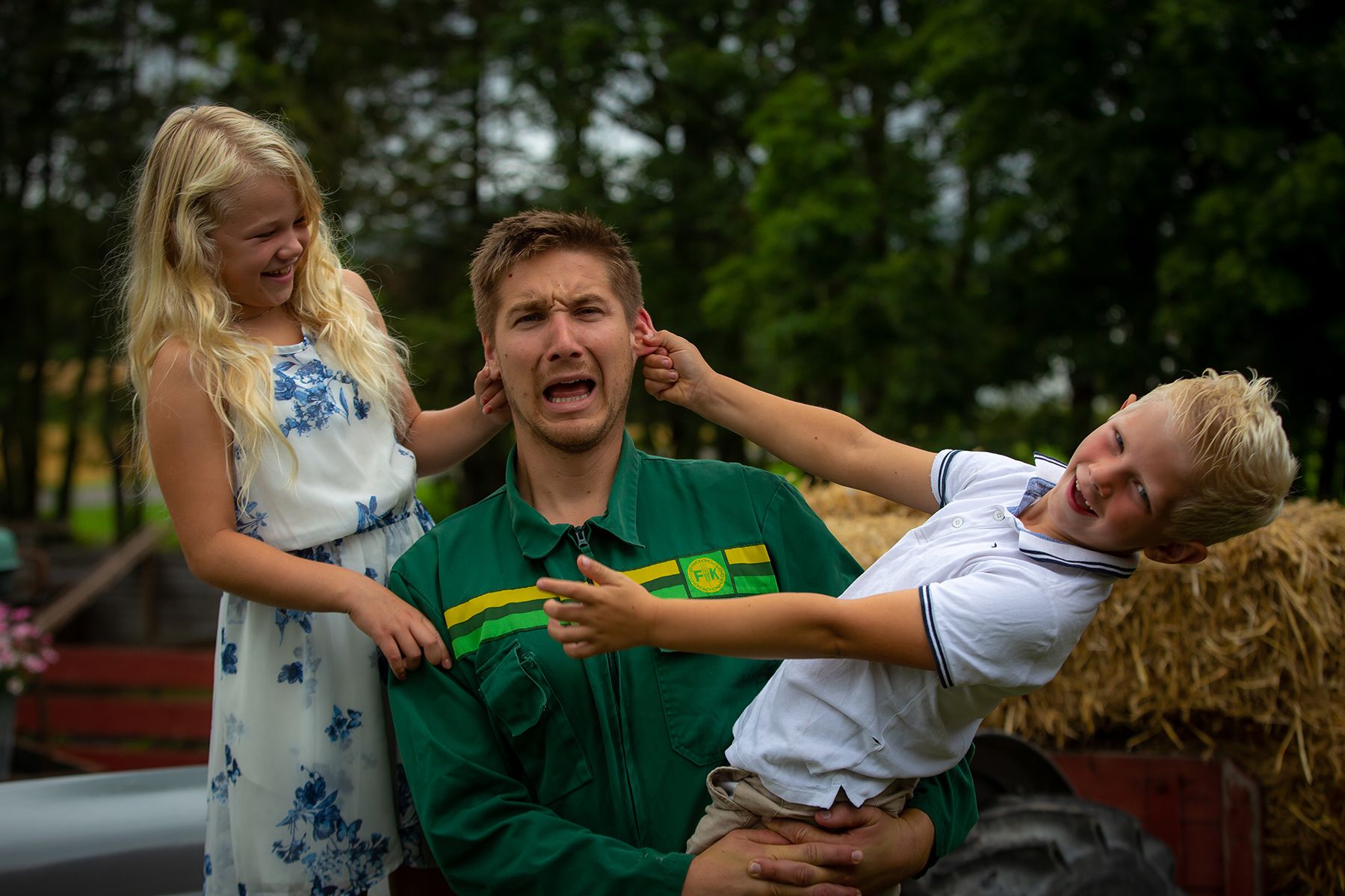 Children play with man at Buggegården