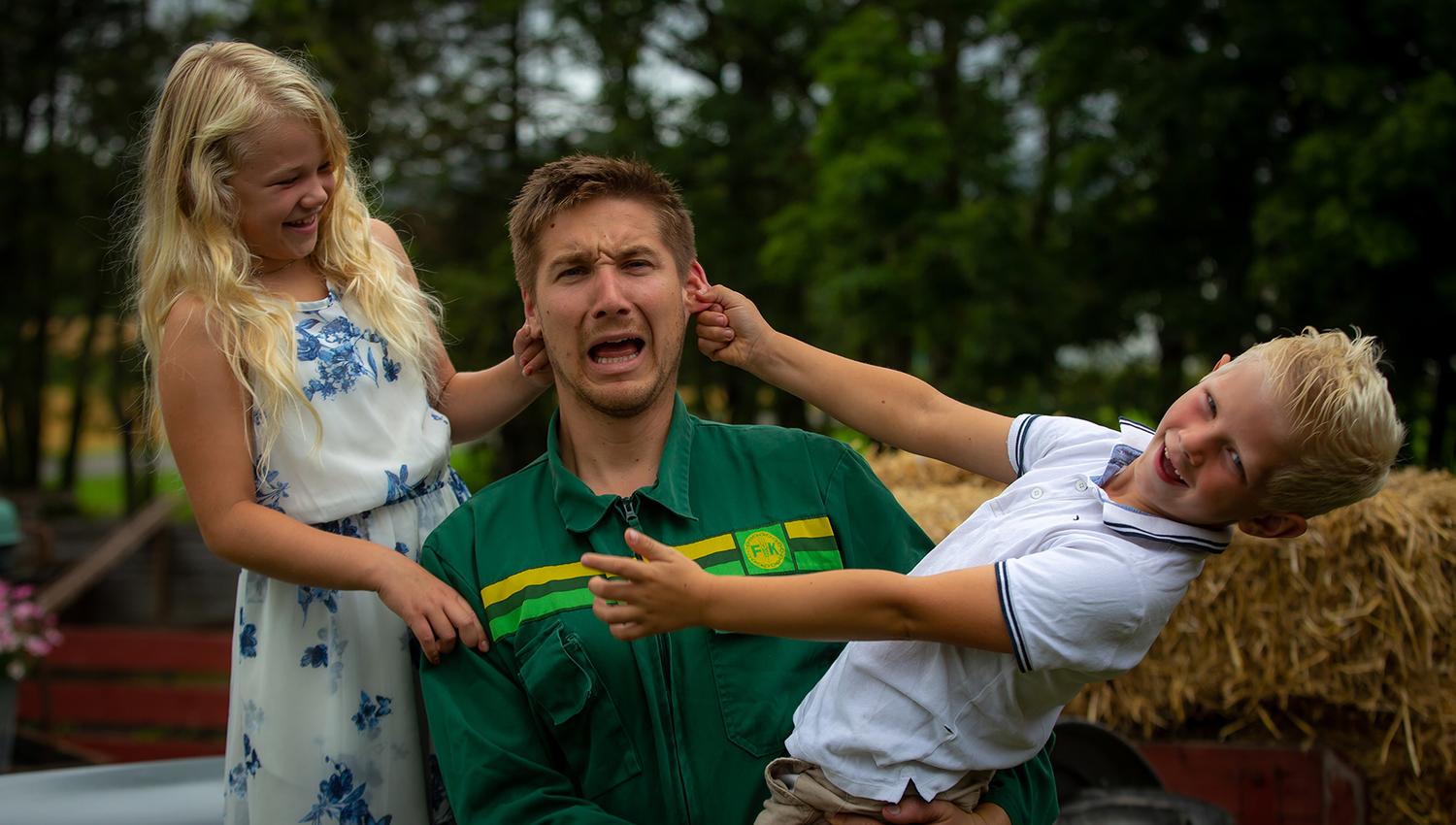 Children play with man at Buggegården