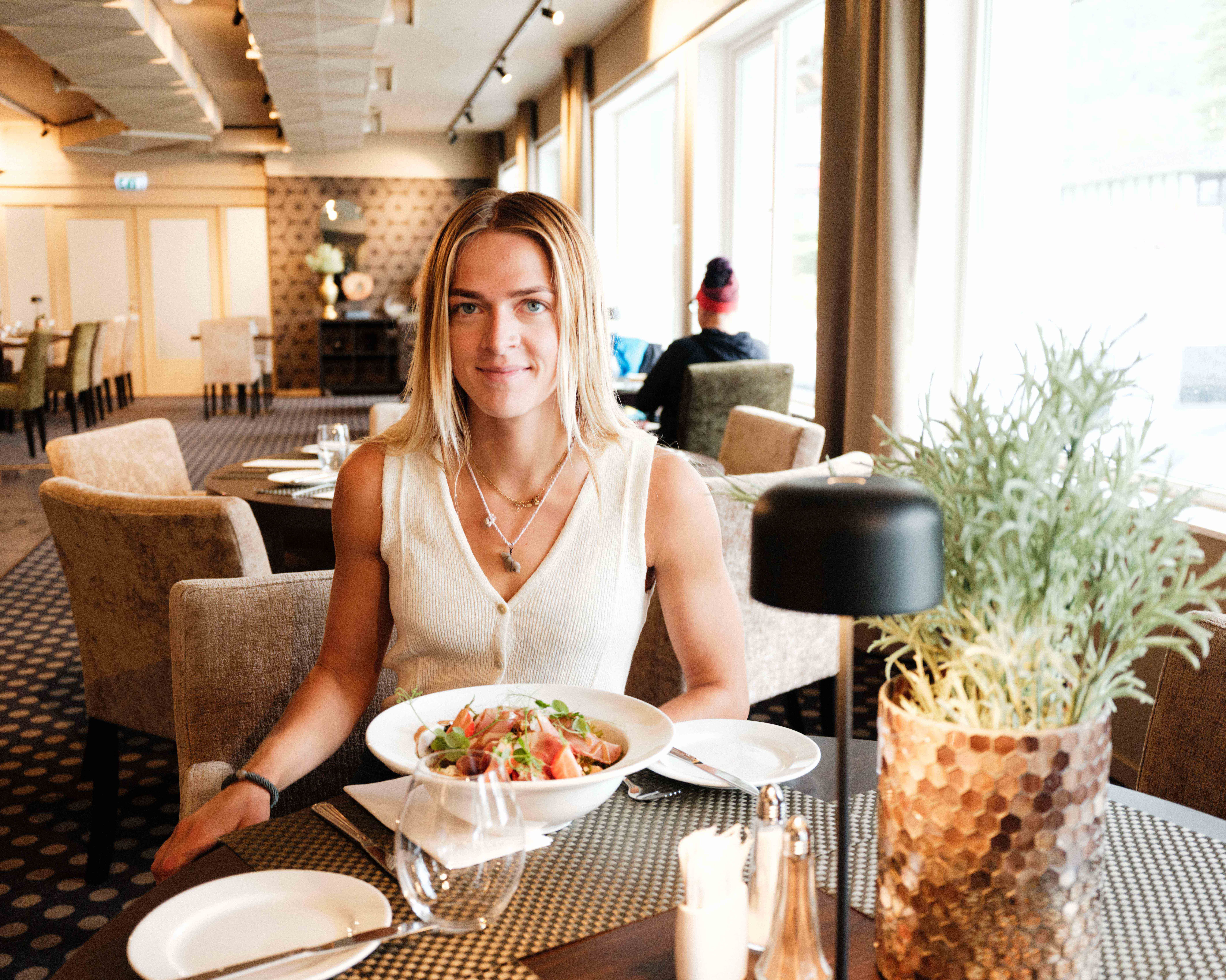 Klart for måltid i hotellets restaurant – lokale smakar i sentrum.