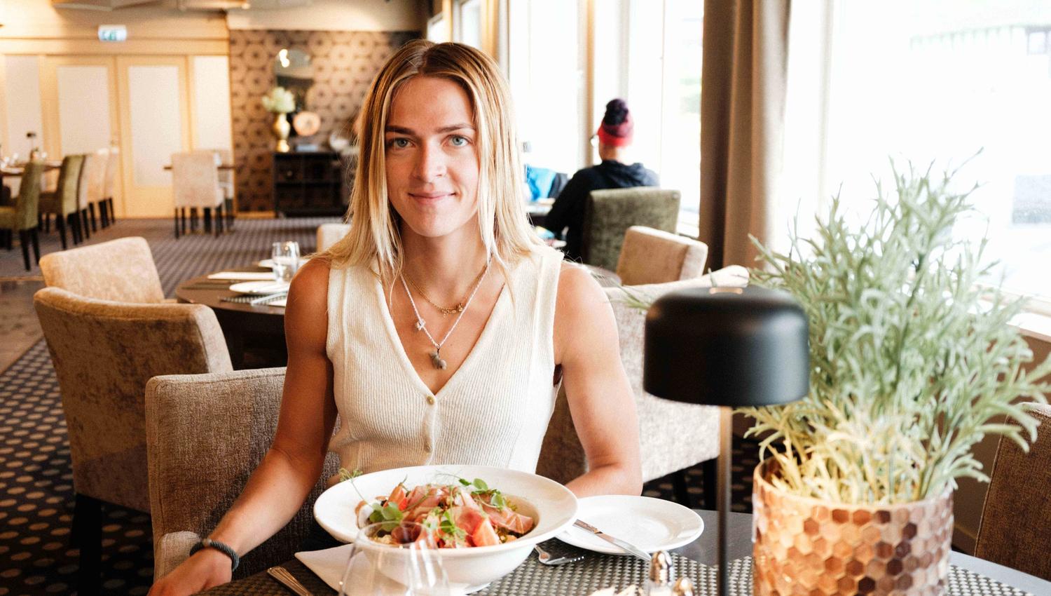 Klart for måltid i hotellets restaurant – lokale smakar i sentrum.