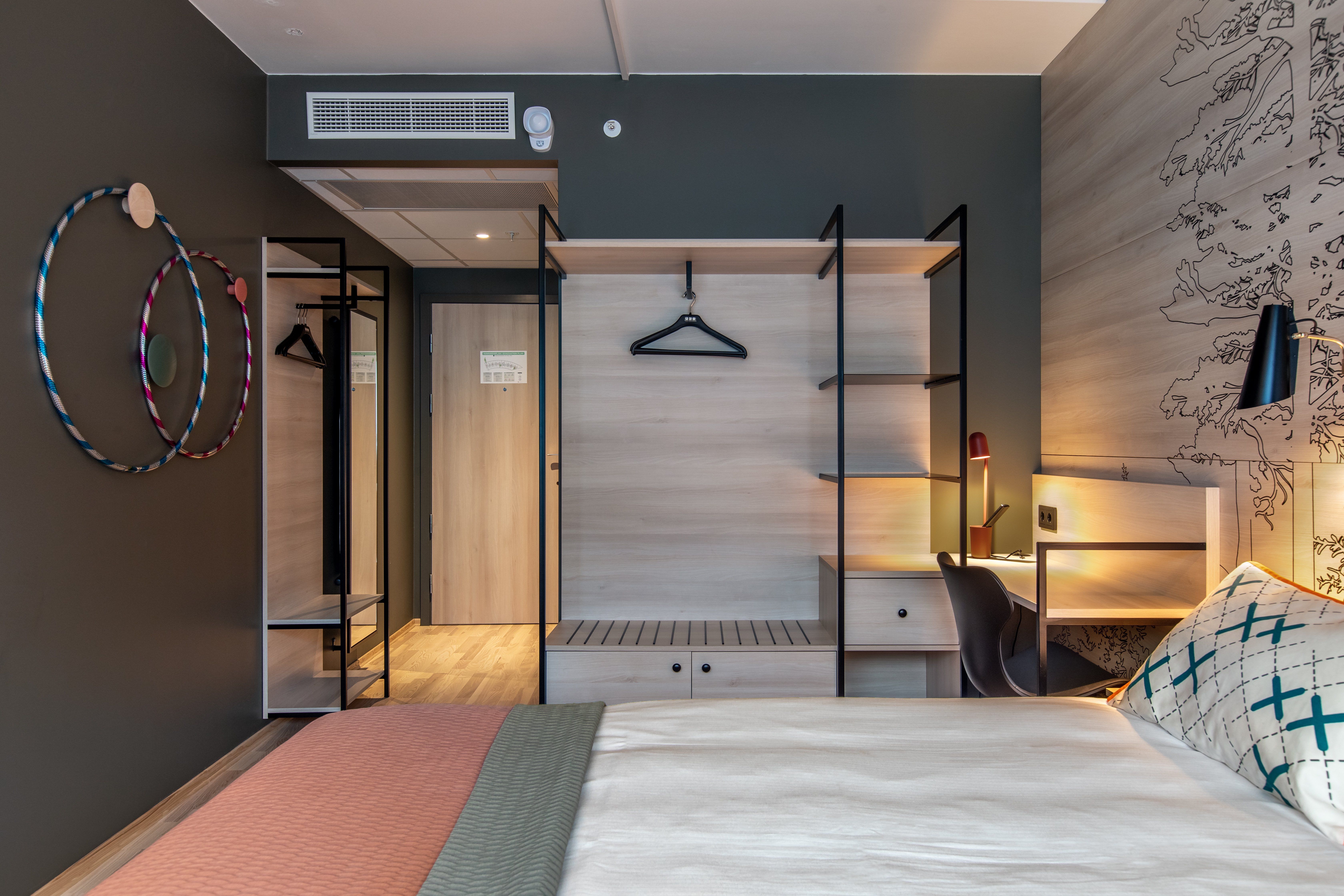 hotellrom med grønn vegg og en dobbeltseng