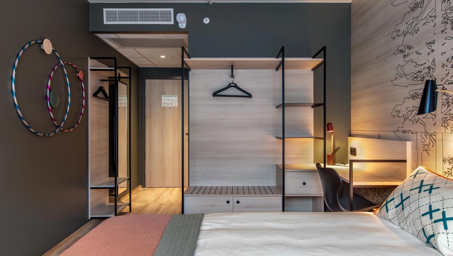 hotellrom med grønn vegg og en dobbeltseng