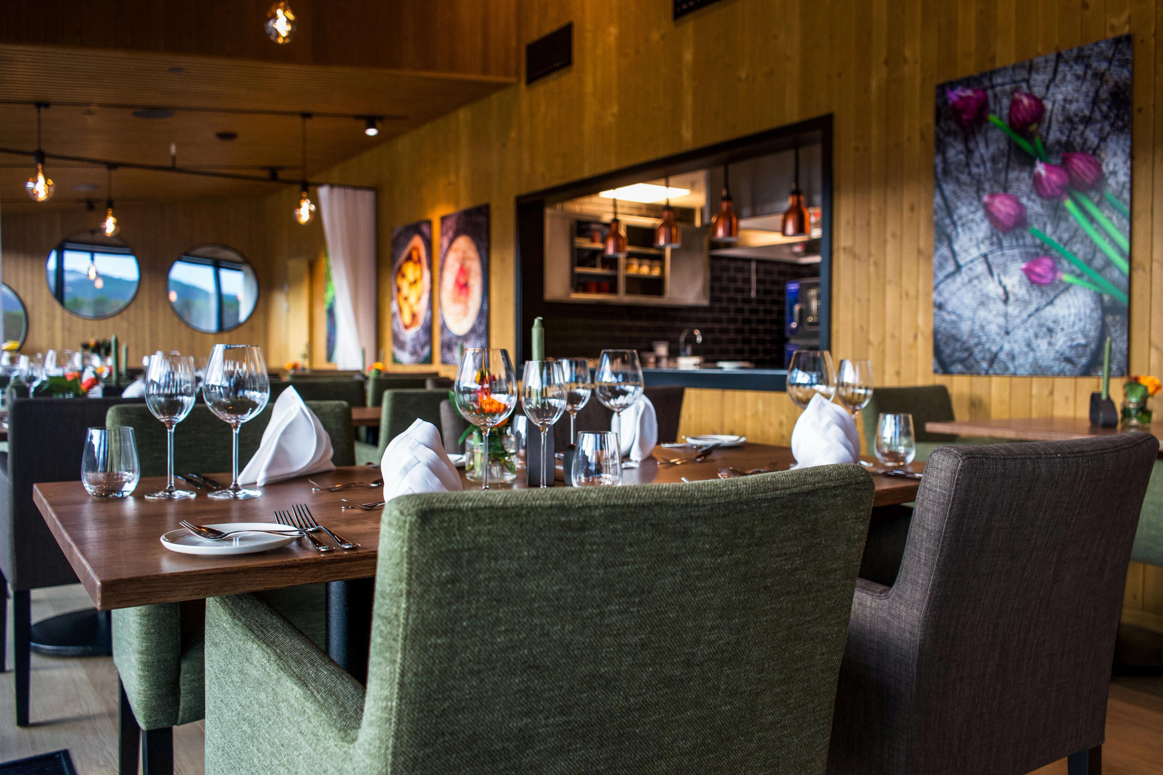 Fine Dining in Maku Restaurant