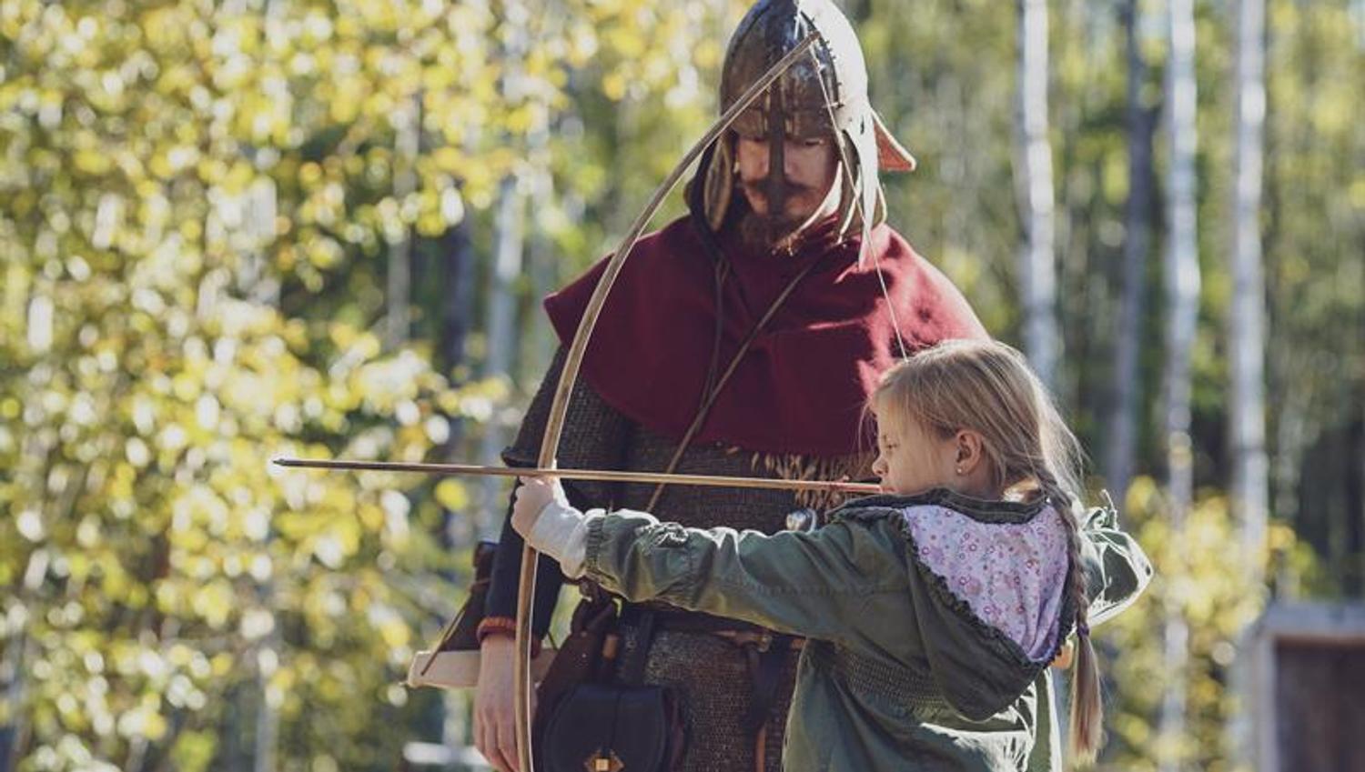 Jente som skyter med pil og bue
