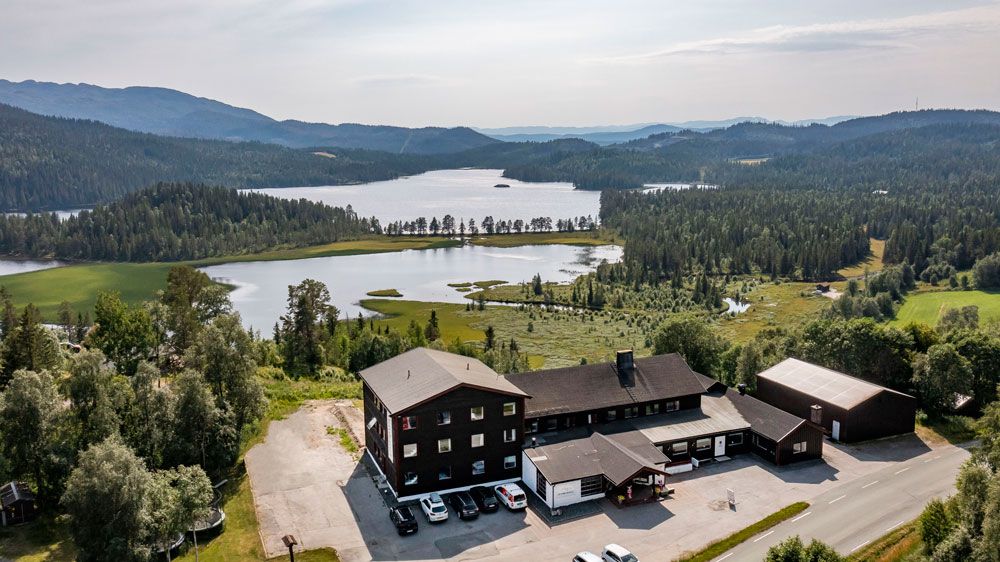 dronebilde av Austbø Hotell i Rauland med flott utsikt over naturen rundt