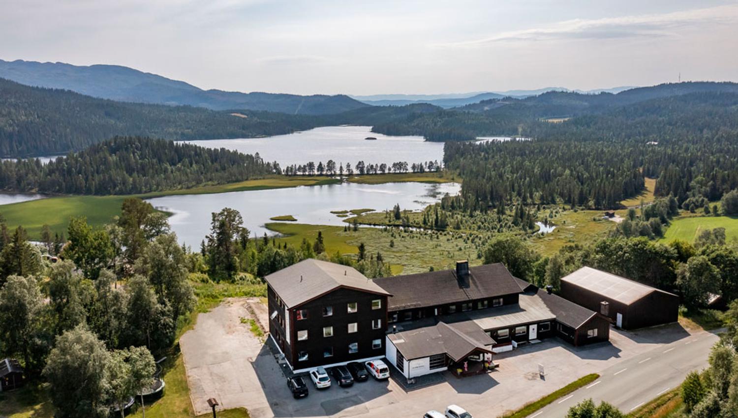 dronebilde av Austbø Hotell i Rauland med flott utsikt over naturen rundt