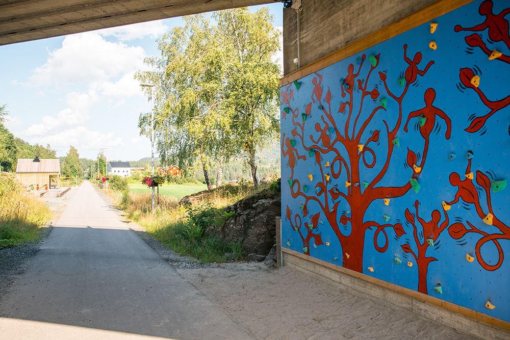 klatrevegg på gang og sykkelsti "Kragerøbanen" i Drangedal
