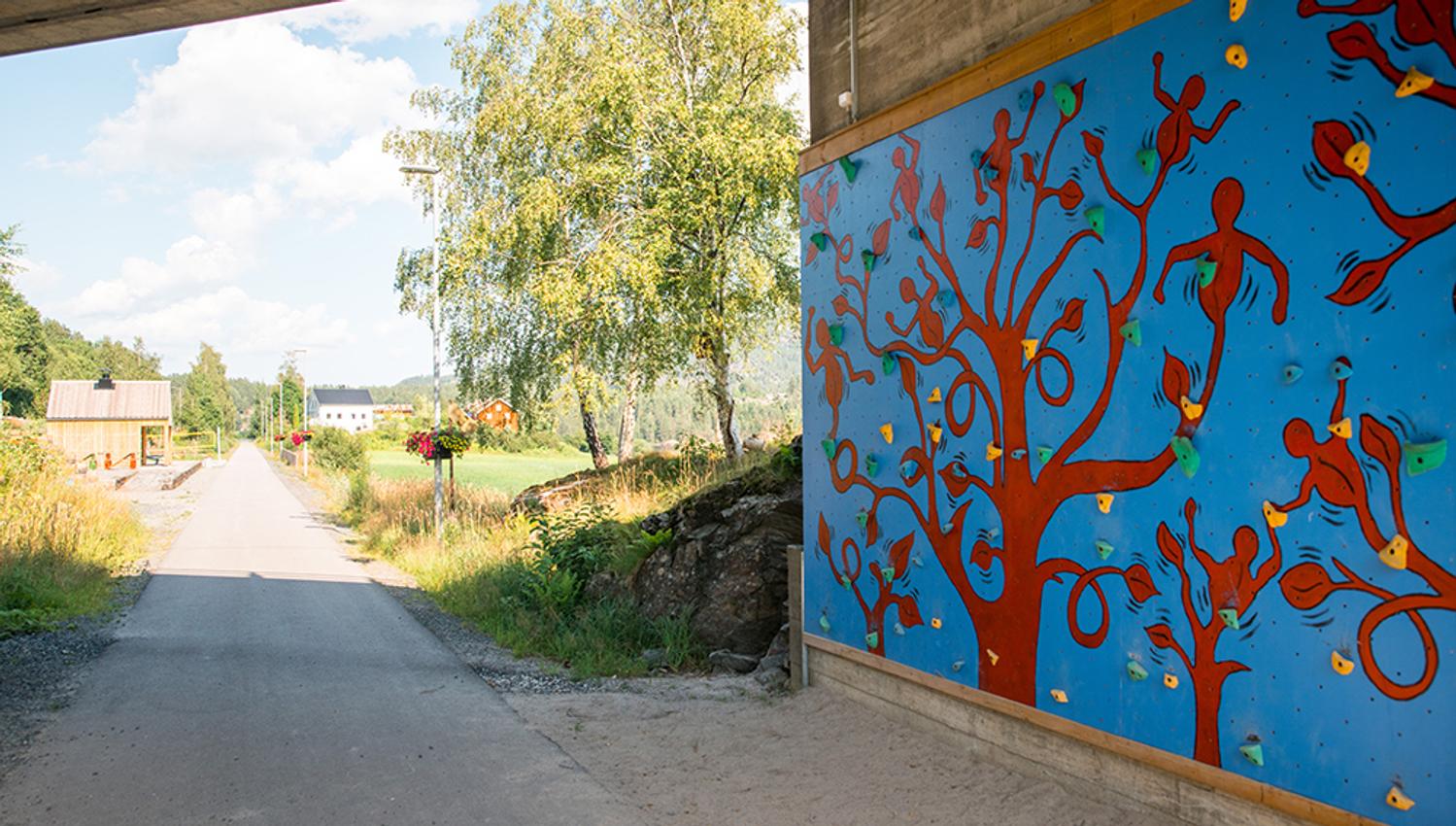 klatrevegg på gang og sykkelsti "Kragerøbanen" i Drangedal