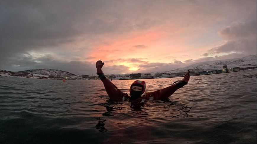 En gjest som flyter i vannet