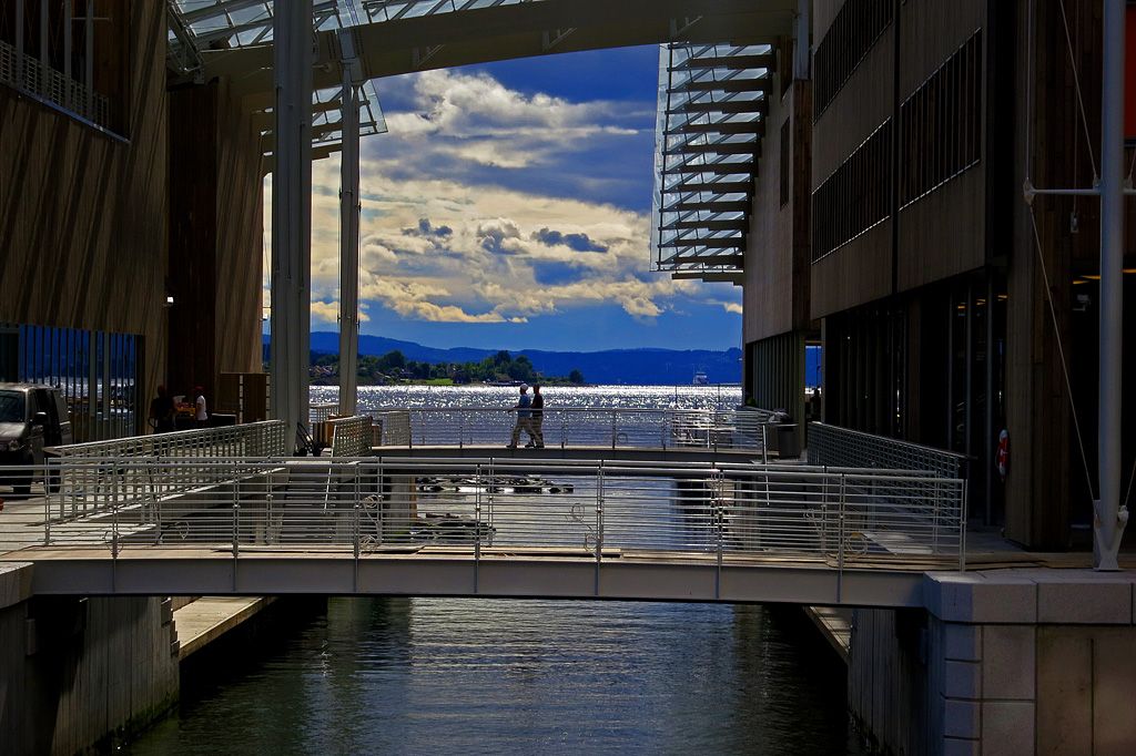 bruer mellom bygningene til Astrup Fearnley Museet
