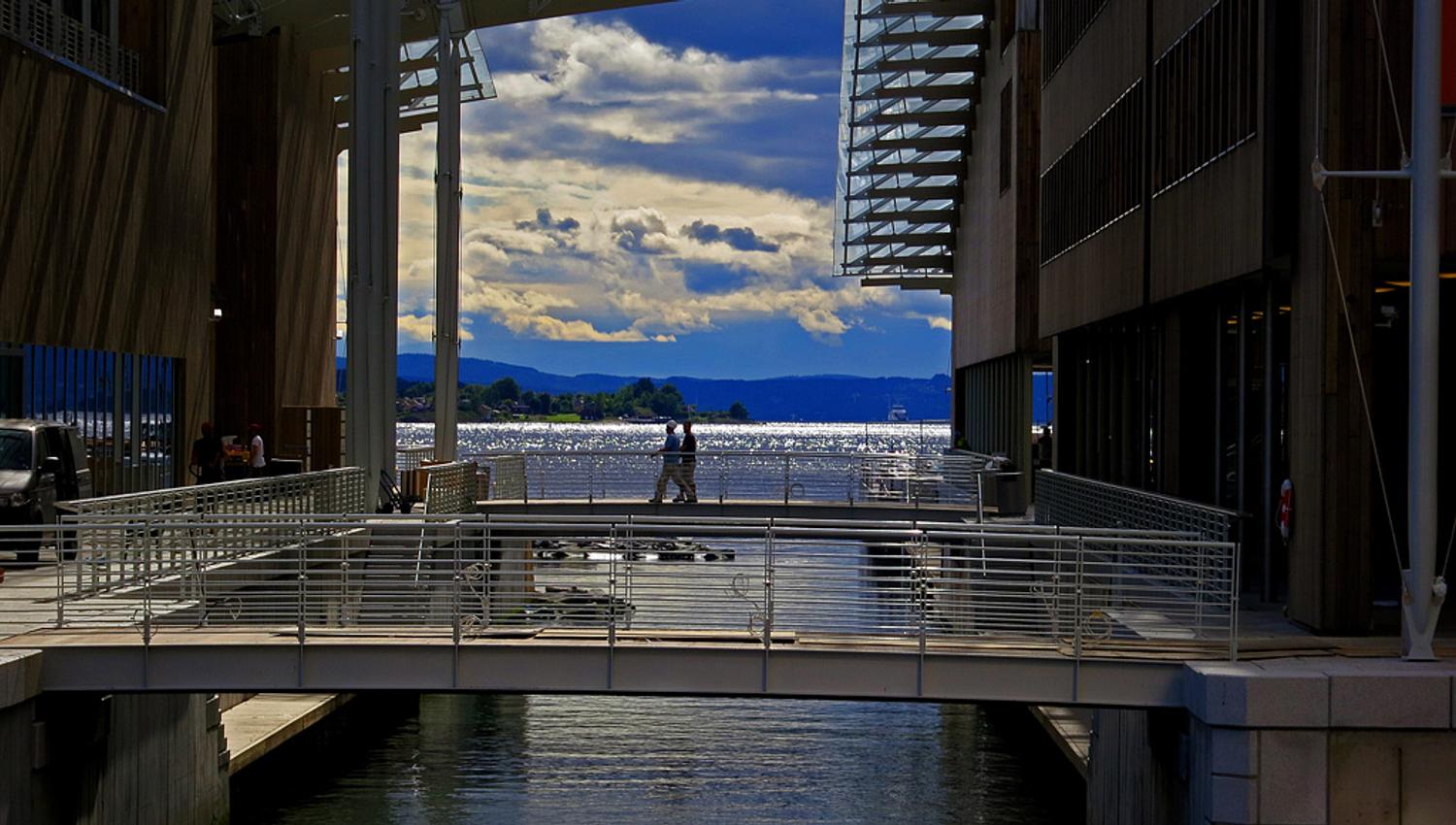 bruer mellom bygningene til Astrup Fearnley Museet