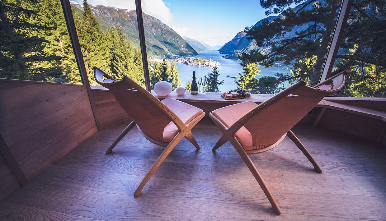 Elegant interiør i Woodnest tretopphytte med panoramautsikt over fjorden og fjella i Hardanger.