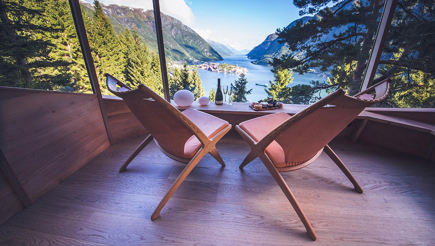 Elegant interiør i Woodnest tretopphytte med panoramautsikt over fjorden og fjella i Hardanger.