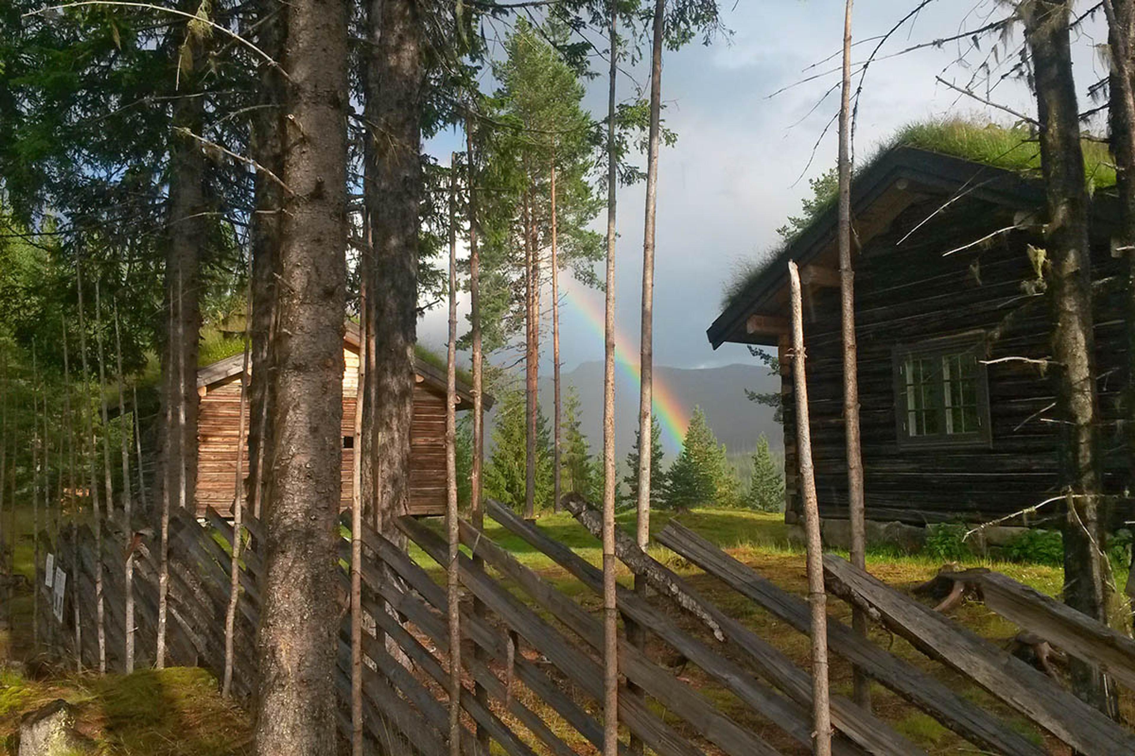 Regnbue over Skrukkefyllhaugen