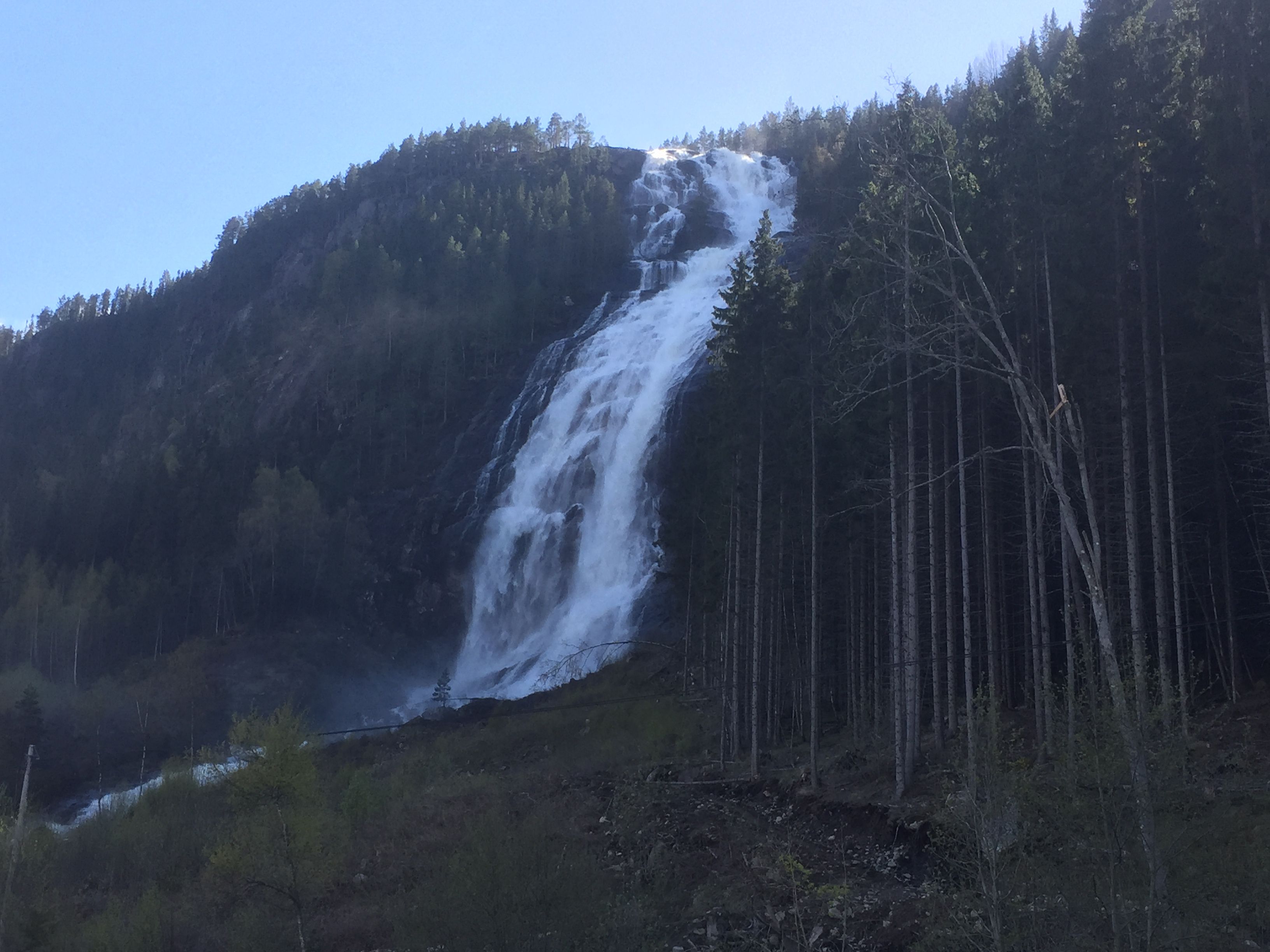 Reiårsfossen ser du fra RV9