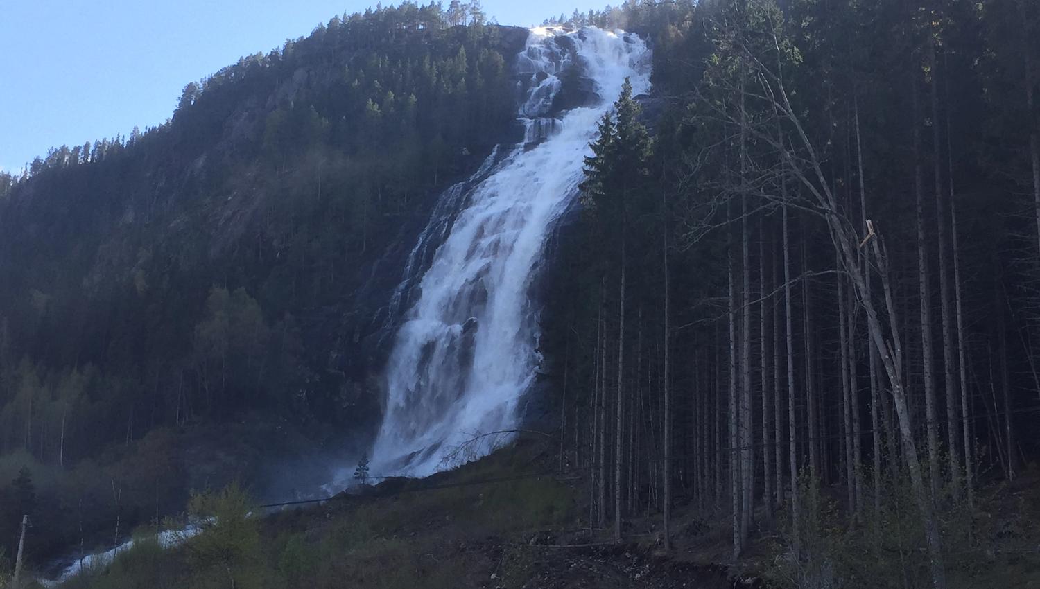 Reiårsfossen ser du fra RV9