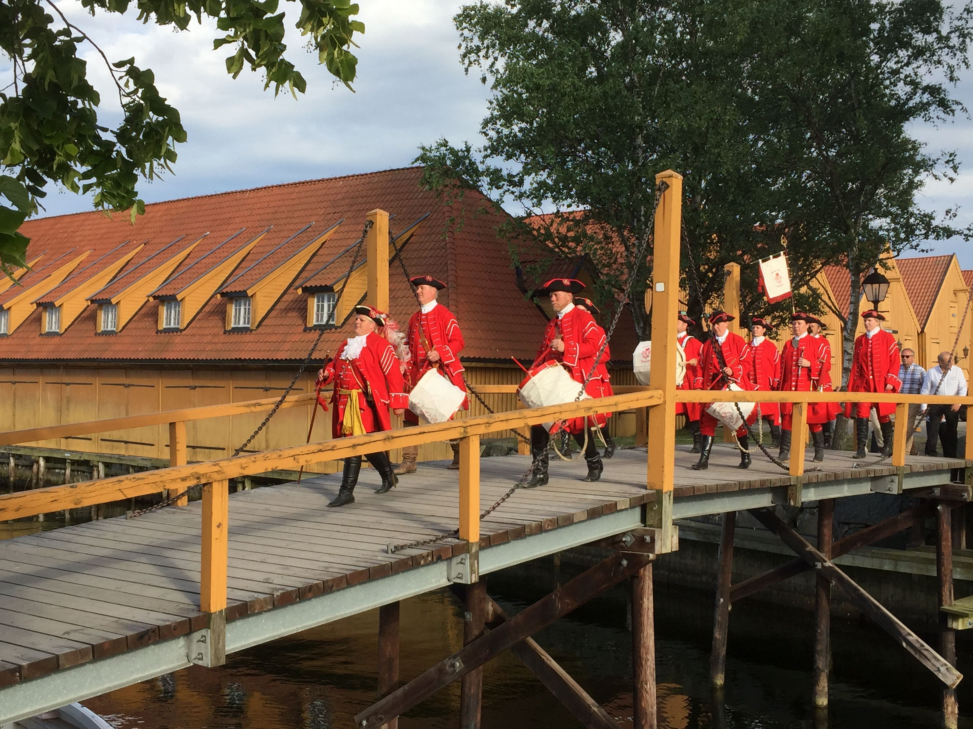 Korps går på broen på Fredriksvern Verft