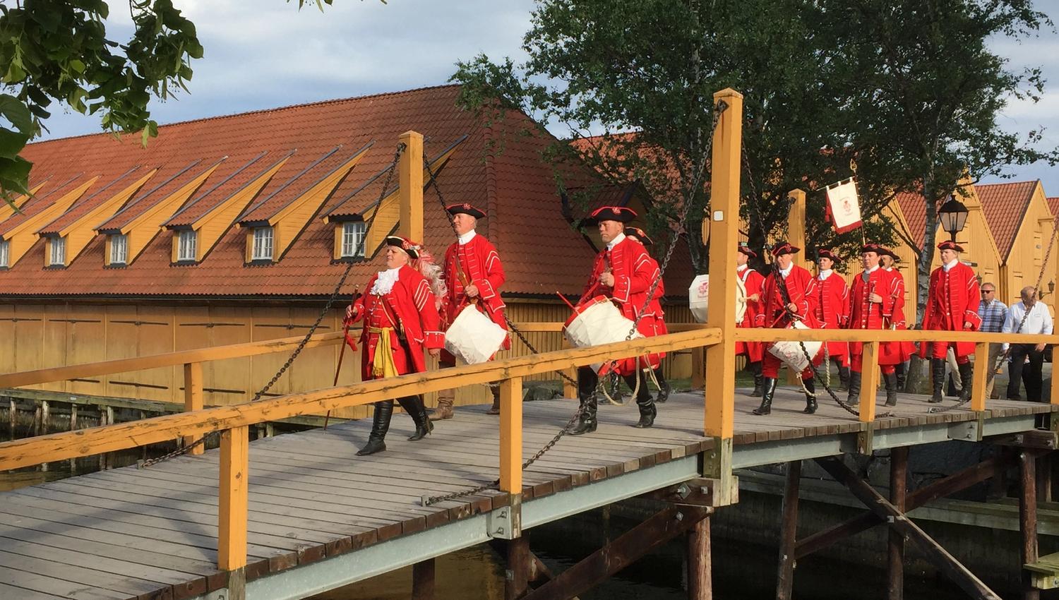 Korps går på broen på Fredriksvern Verft