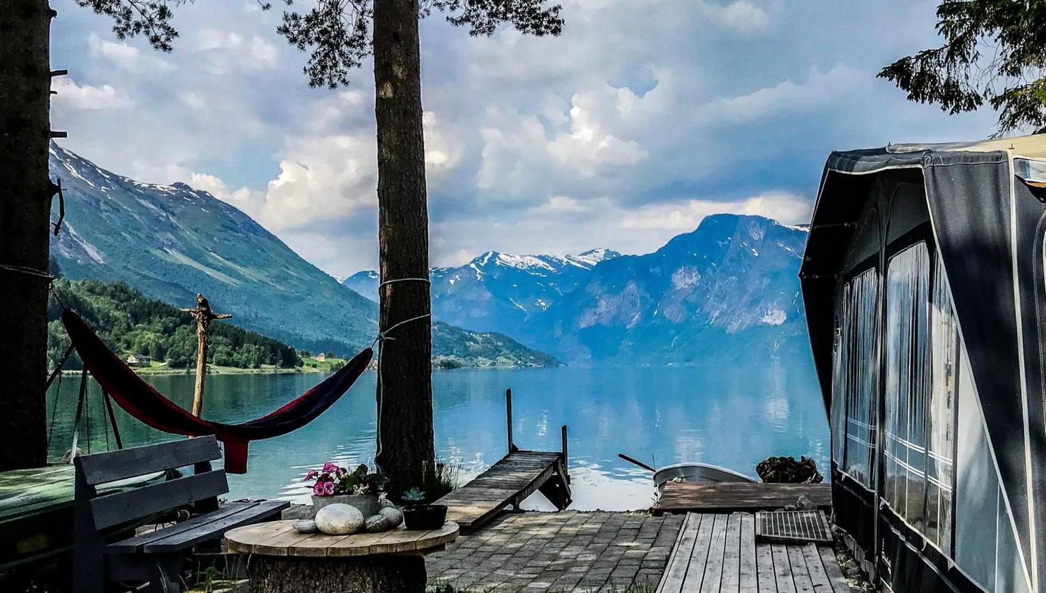 Grande Camping ligg vakkert til ved Oppstrynsvatnet i Oppstryn i Nordfjord, med campingplassar for bubil, campingvogn og telt tett ved vatnet.