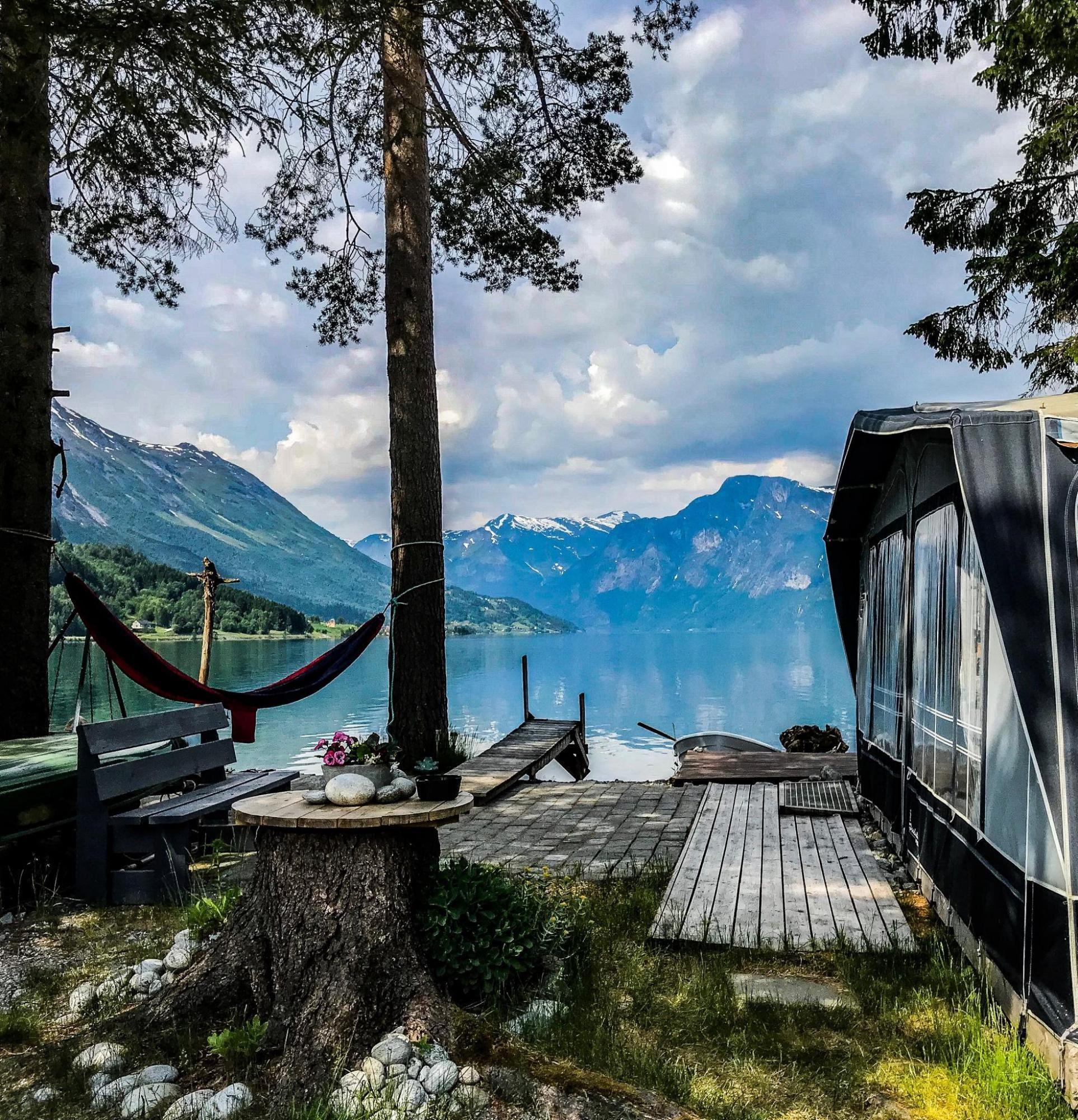 Grande Camping is beautifully located by Oppstrynsvatnet in Oppstryn in the Nordfjord region, with camping pitches for motorhomes, caravans and tents close to the lake.