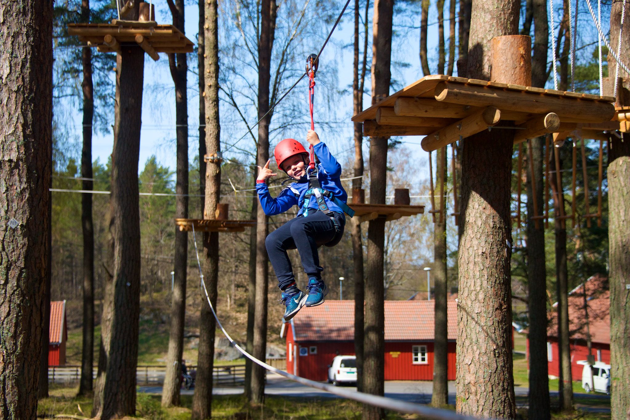 gutt suser avgårde i zipline i TrollPark Hove.
