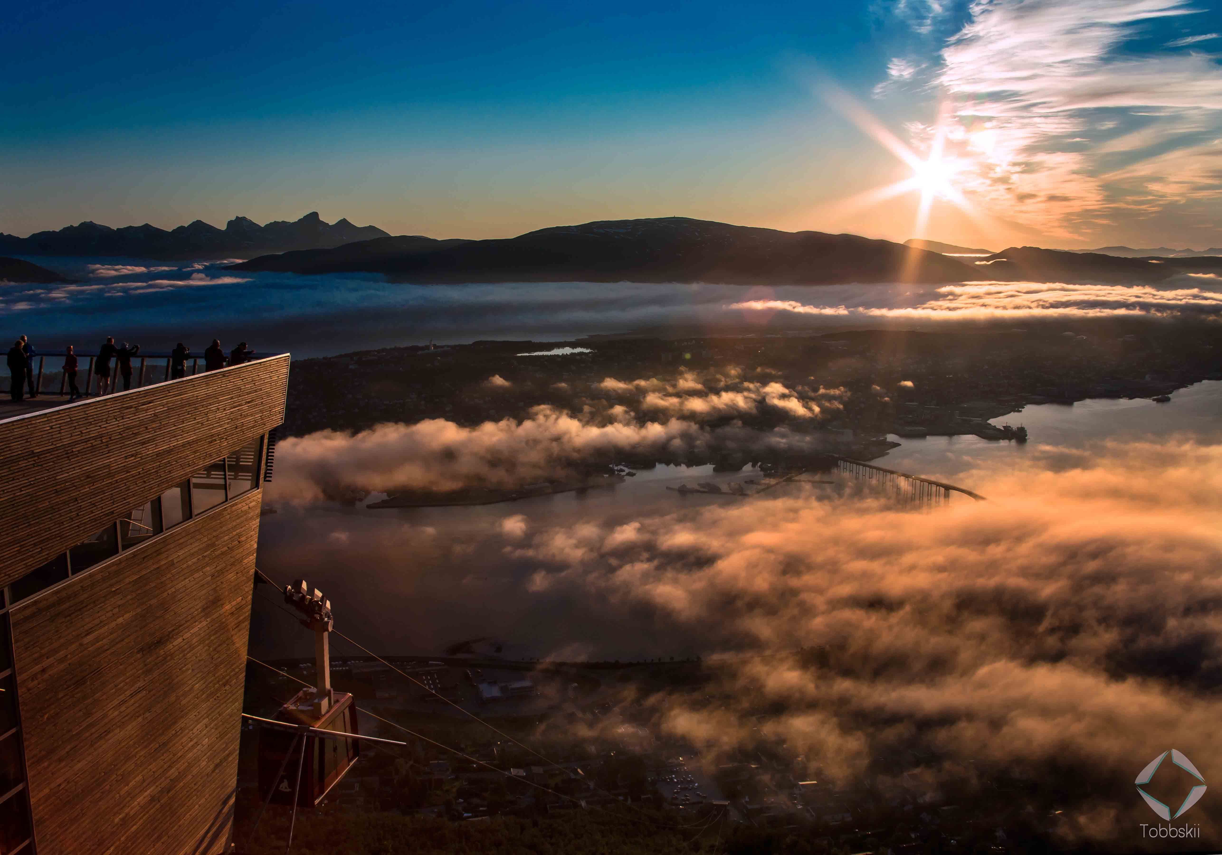 Utsikt fra Fjellheisen under midnattssol