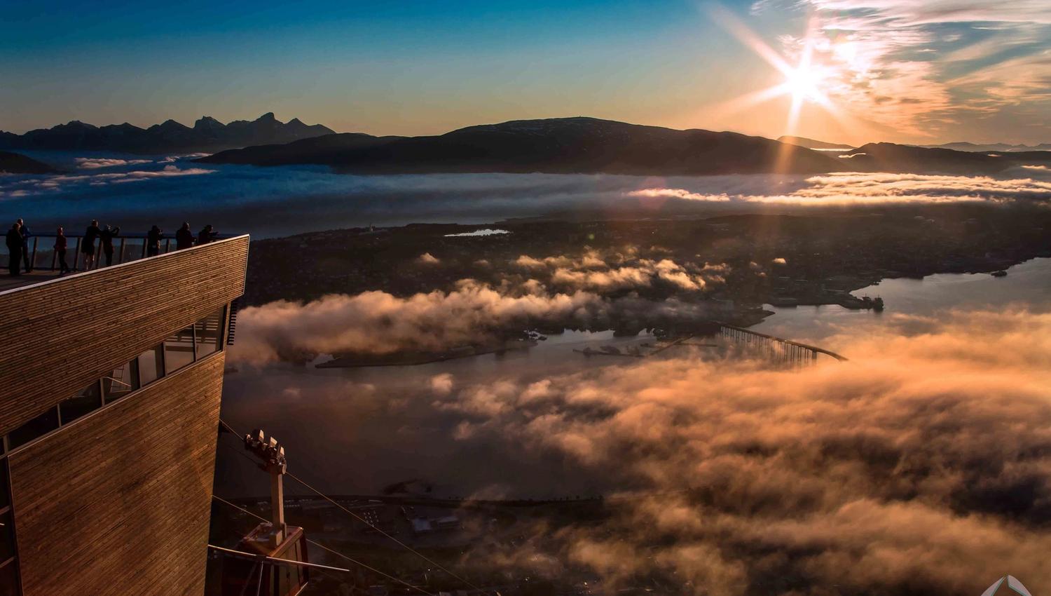 Utsikt fra Fjellheisen under midnattssol