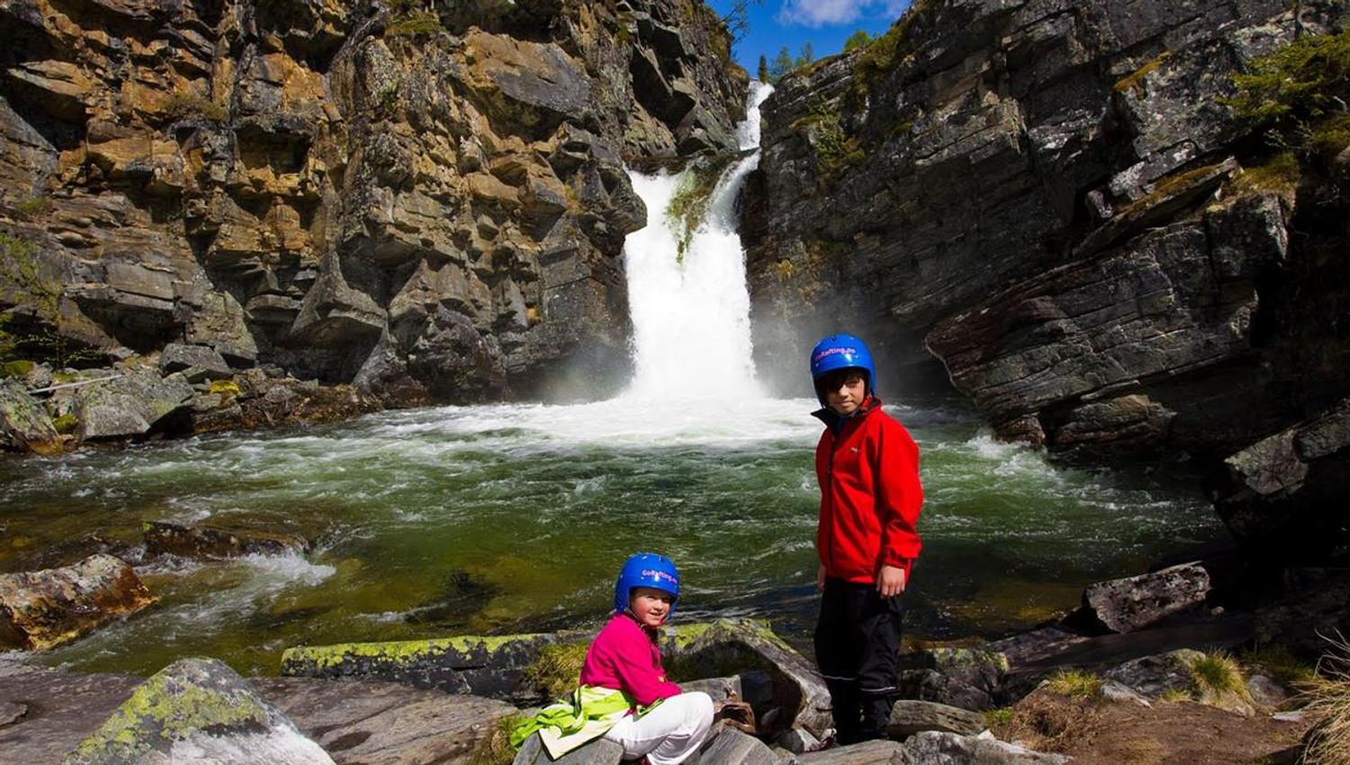 En pause ved fossen - Grottetur med Go Rafting Sjoa