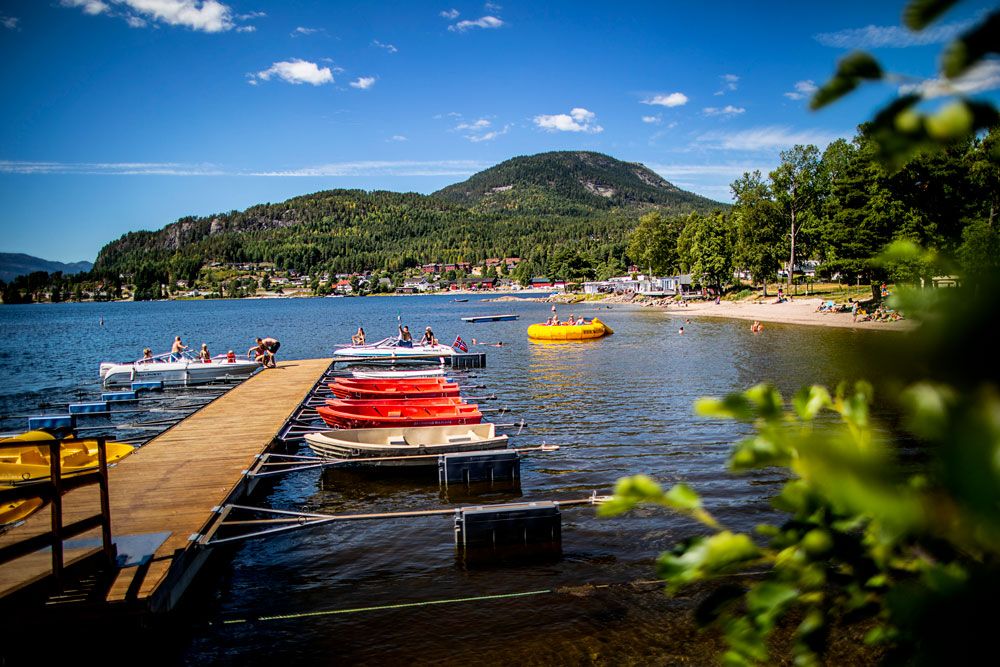 brygge med robåter til leie på Straand Sommerland i Vrådal