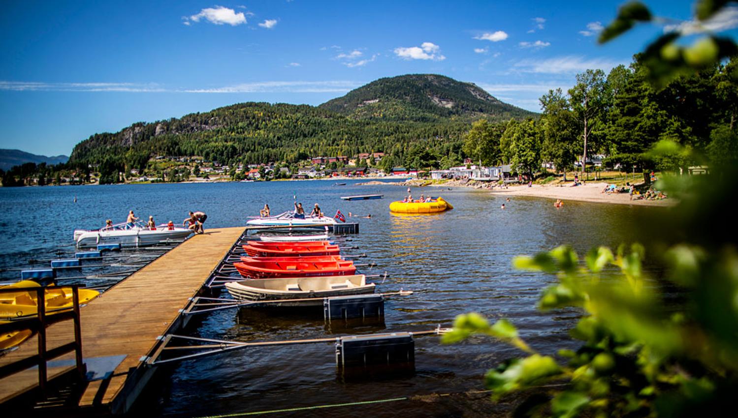 brygge med robåter til leie på Straand Sommerland i Vrådal