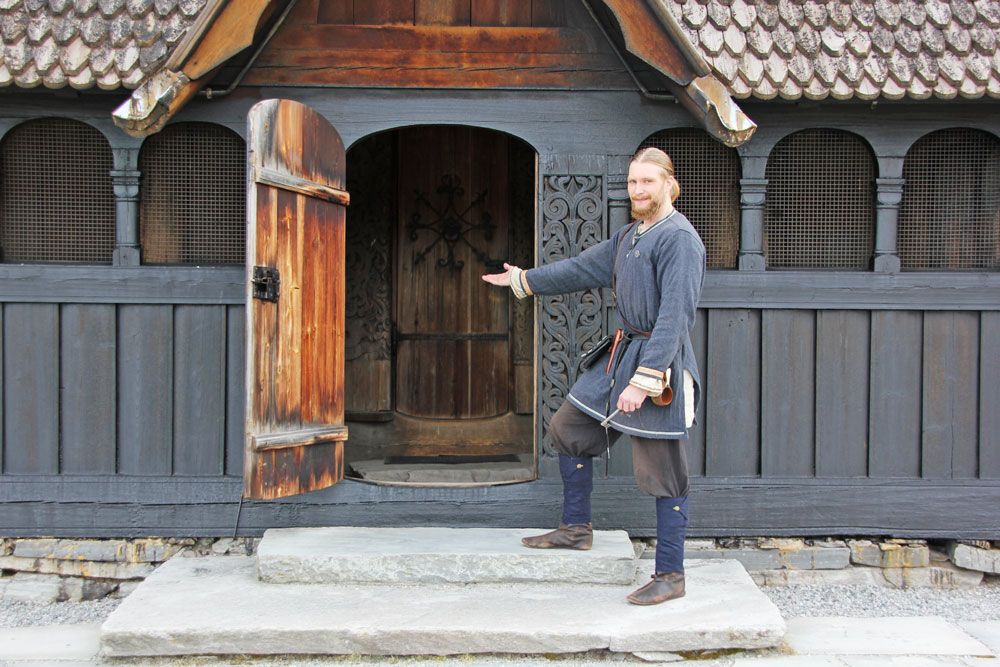 Guide ved inngangspartiet til Heddal Stavkirke i Notodden. Foto