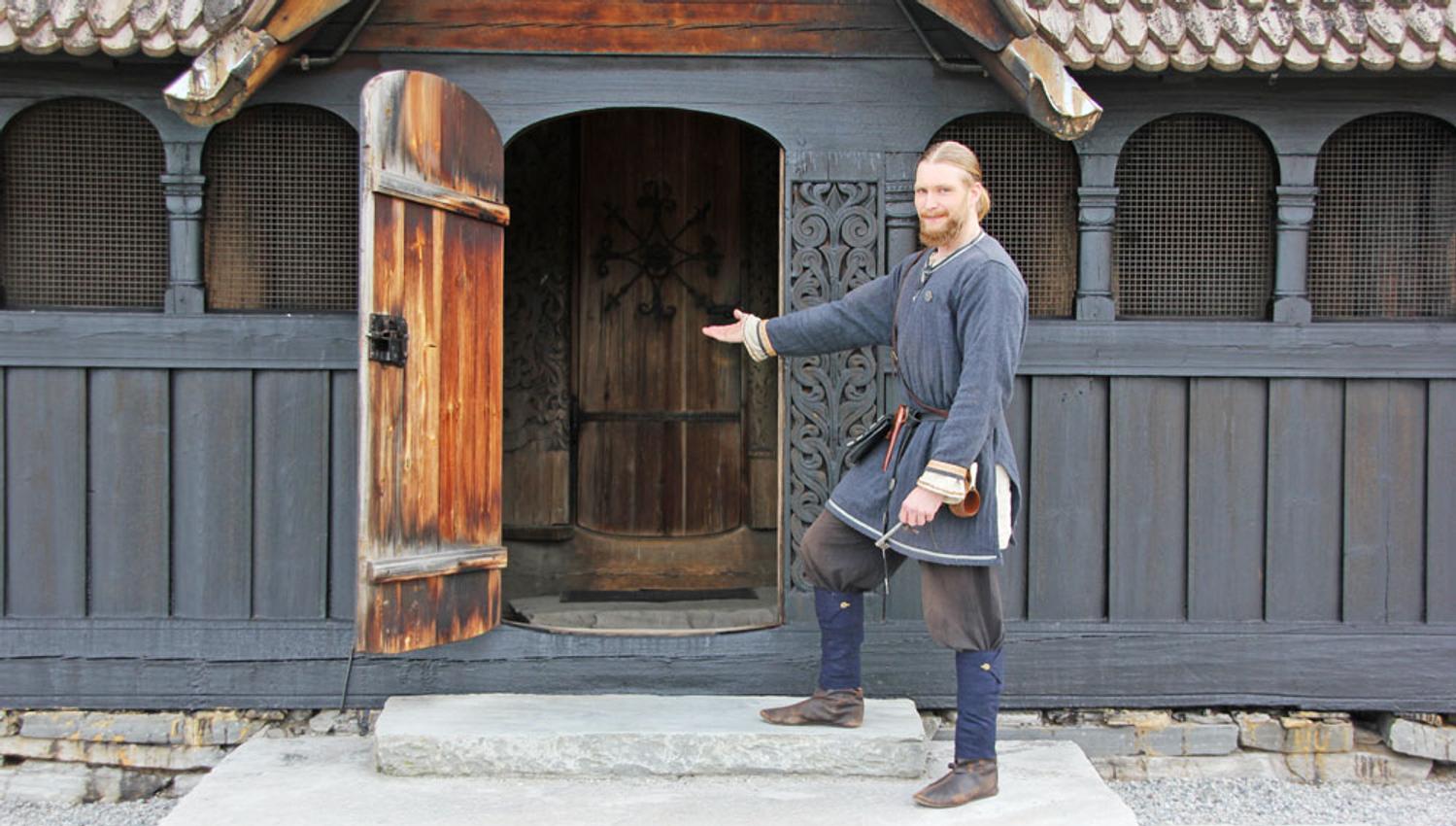 Guide ved inngangspartiet til Heddal Stavkirke i Notodden. Foto