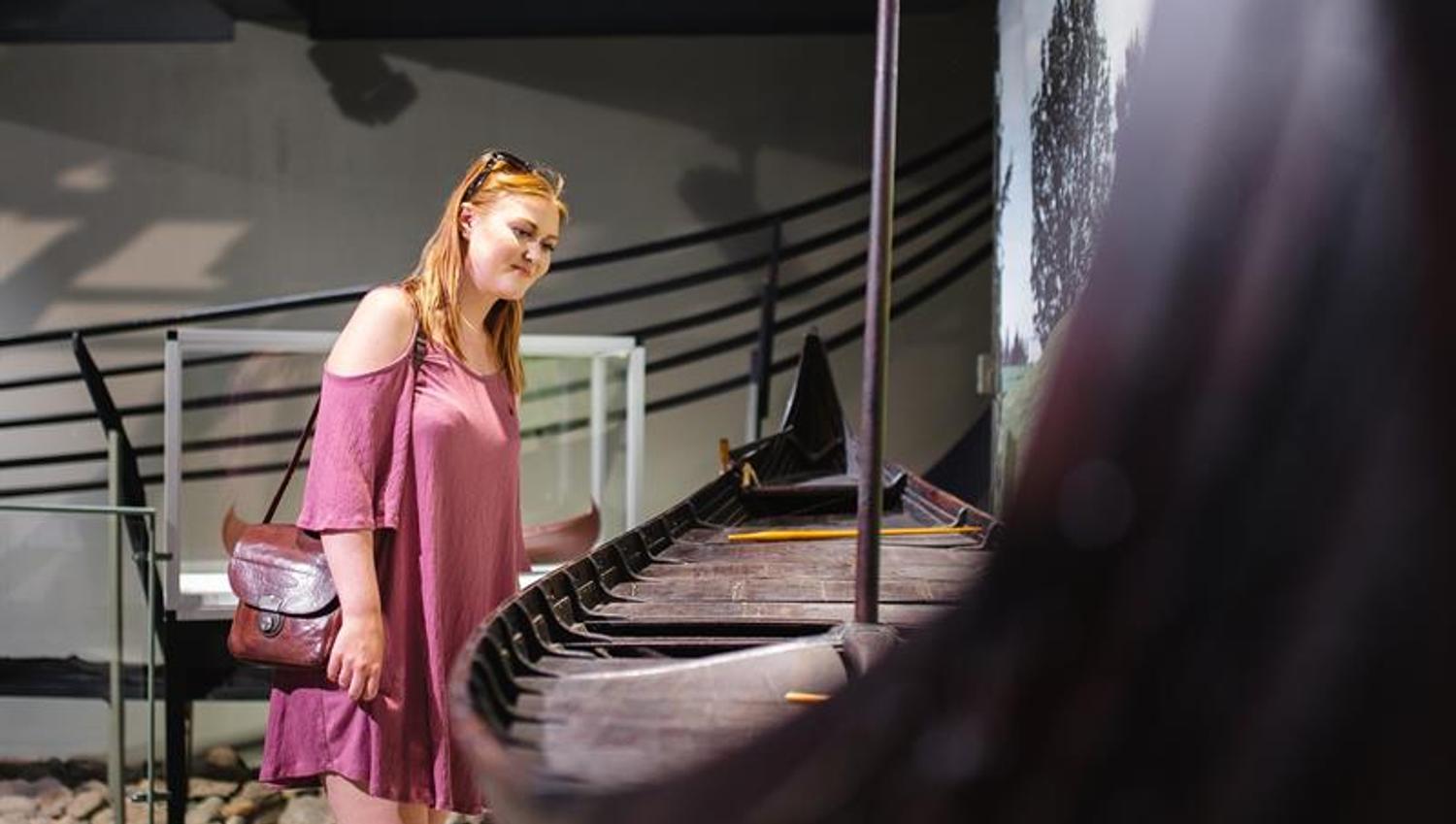 Et menneske inne i Slottsfjellsmuseet