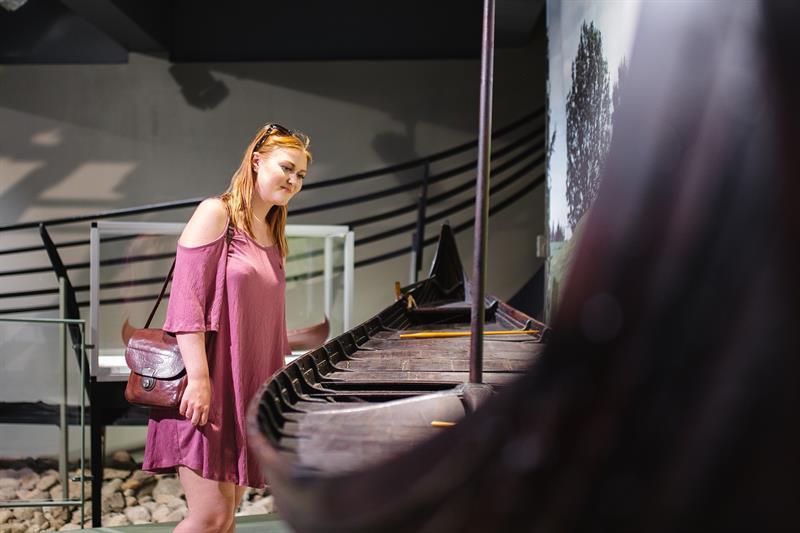 A person inside the Slottsfjells museum