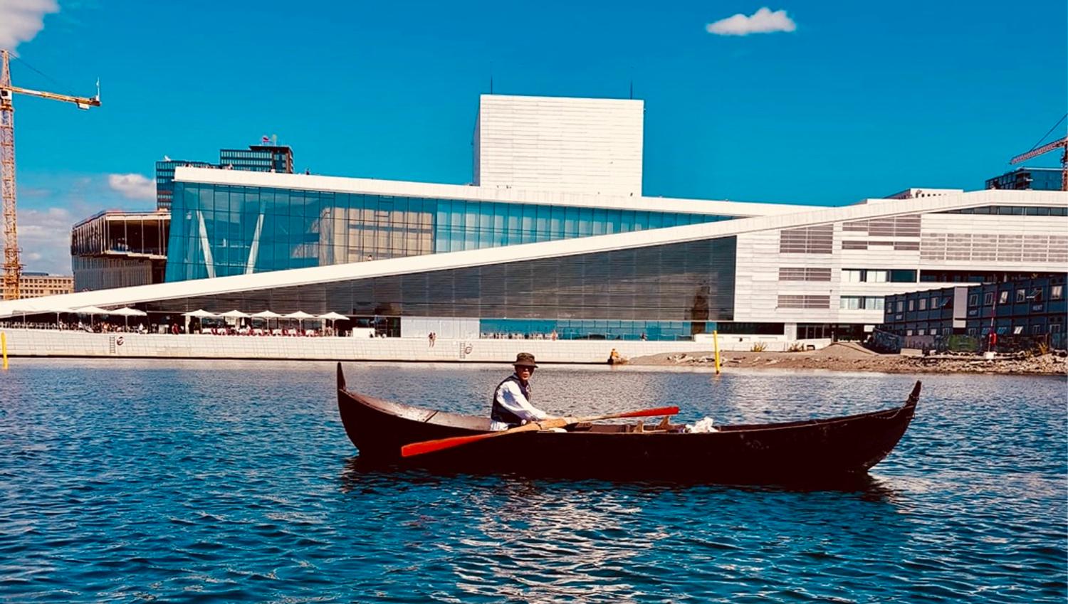 Færing boat in front of the Opera House