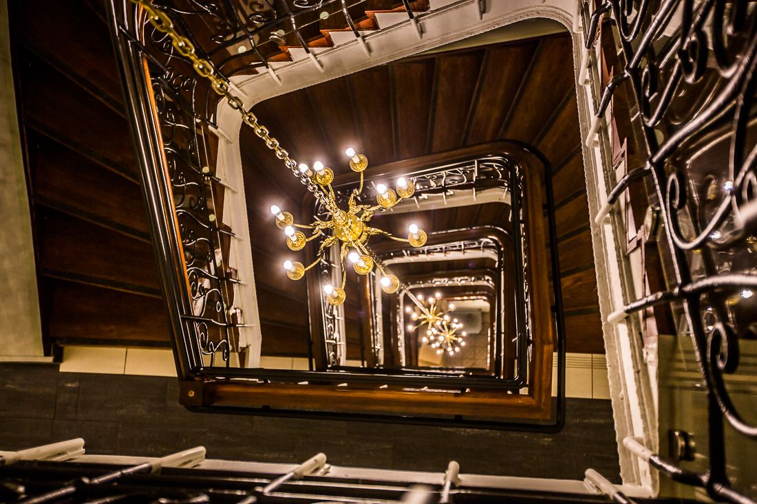trappegang  fra 18-hundretallet i treverk og smijern. Kandelaber. Saga Hotel Oslo. foto