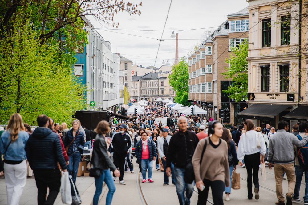 Mennesker som går oppover Bogstadveien