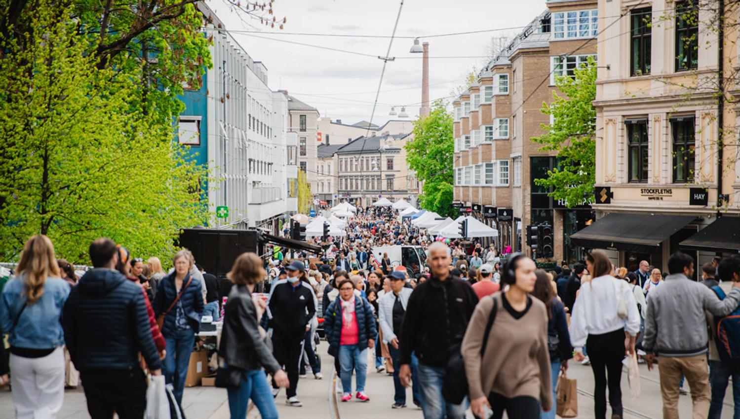 Mennesker som går oppover Bogstadveien
